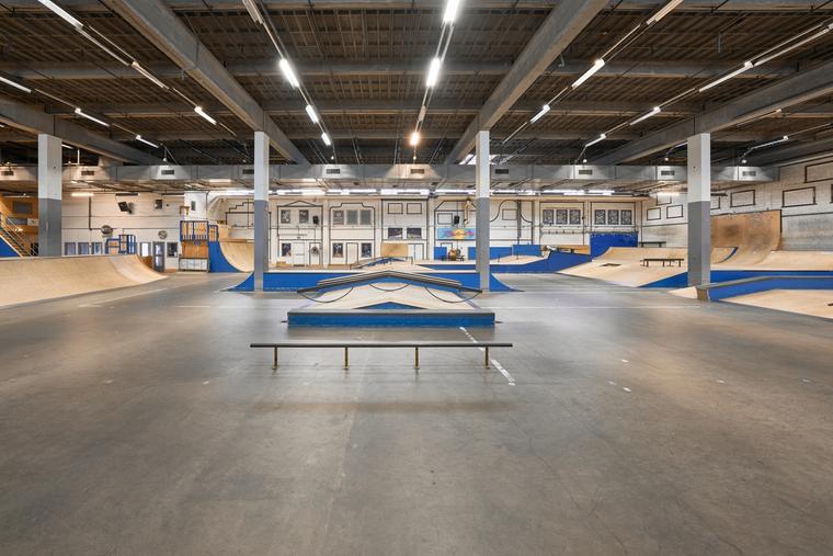 Het park van voren gezien, met een grindrail midden op de vloer.