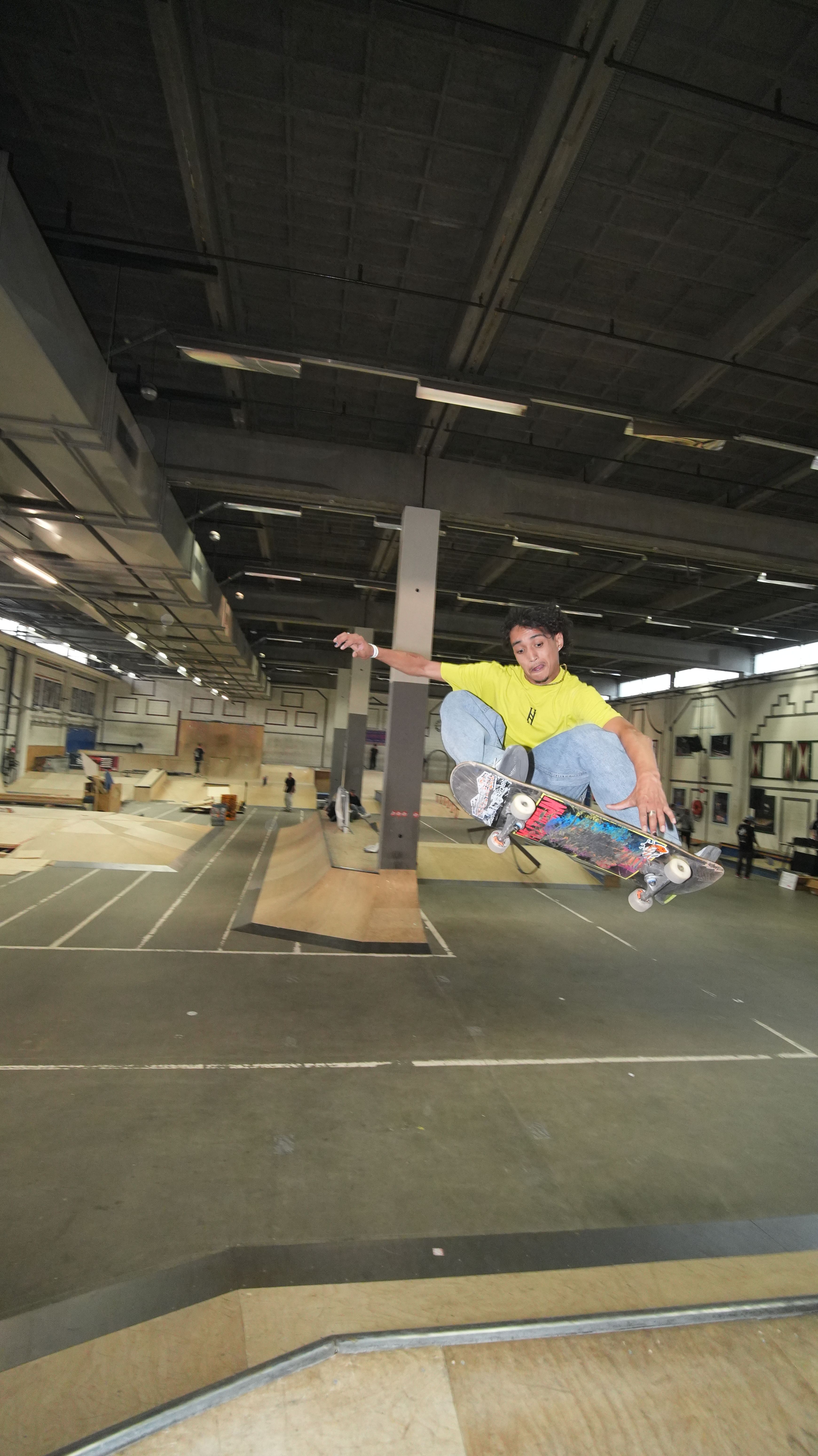 [PLACEHOLDER] Een skater midden in een trick naast een pilaar