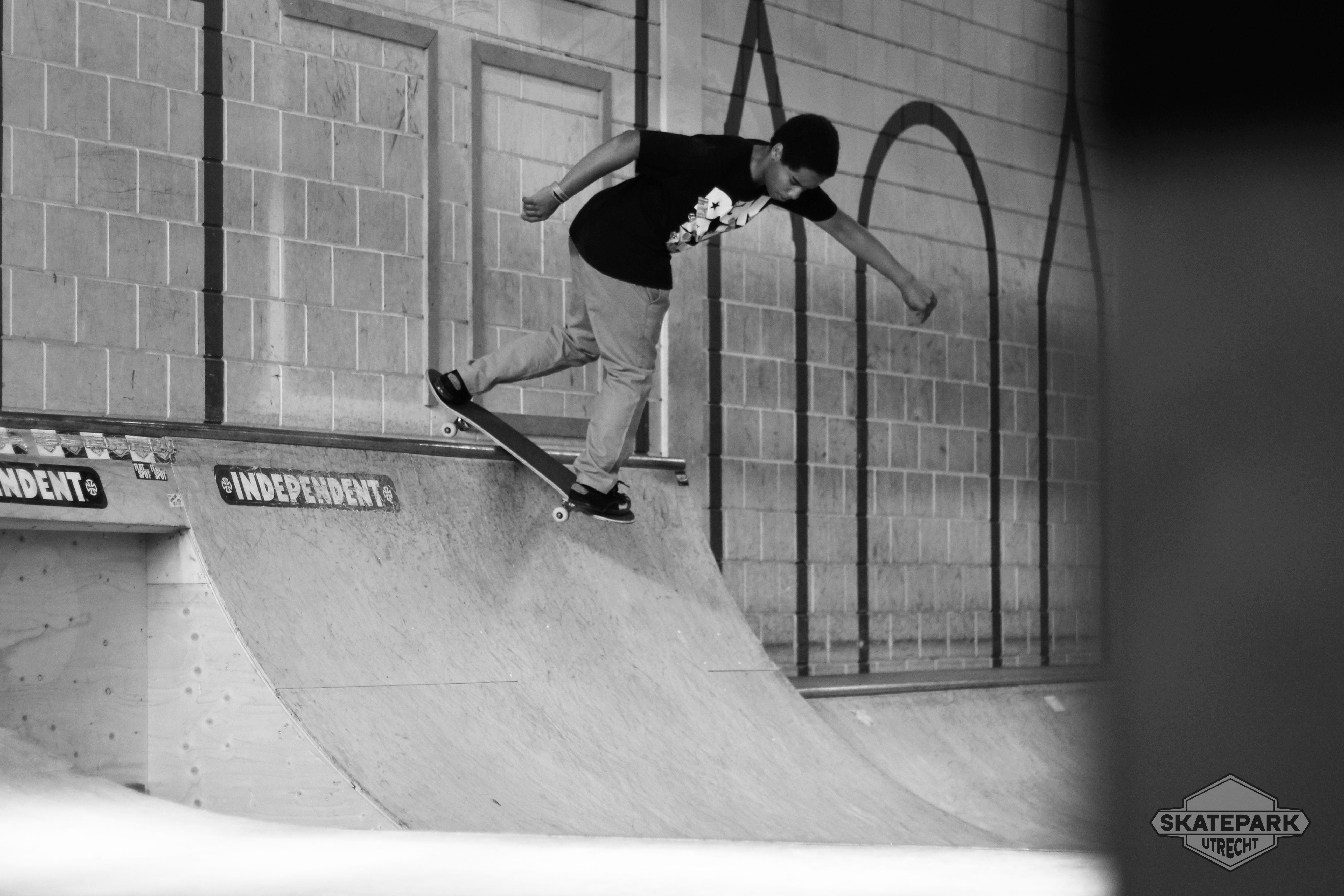 [PLACEHOLDER] Een skater met zijn board op de rand van een quarter pipe