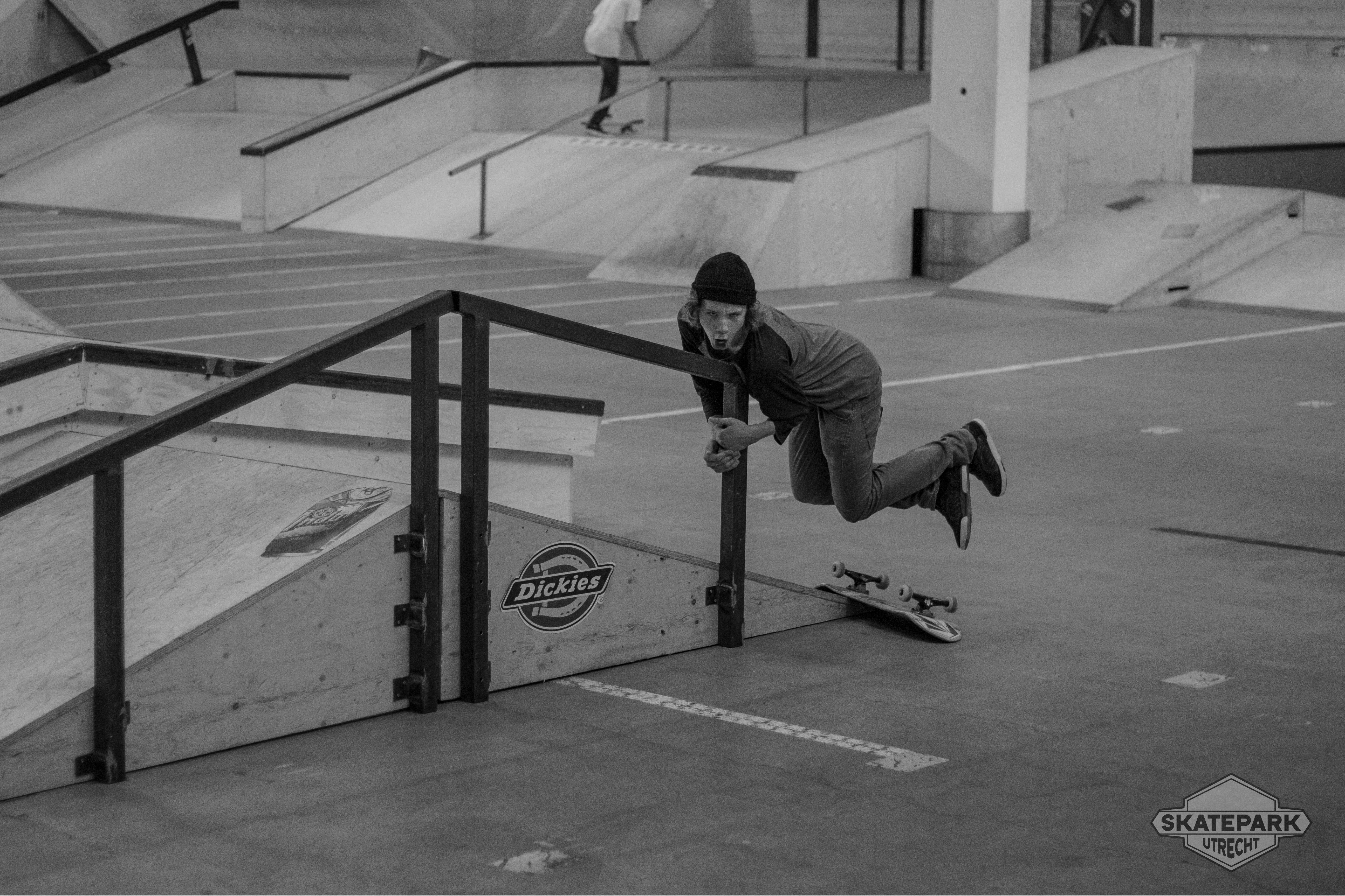 [PLACEHOLDER] Een skater laag over een rail, board onder zich