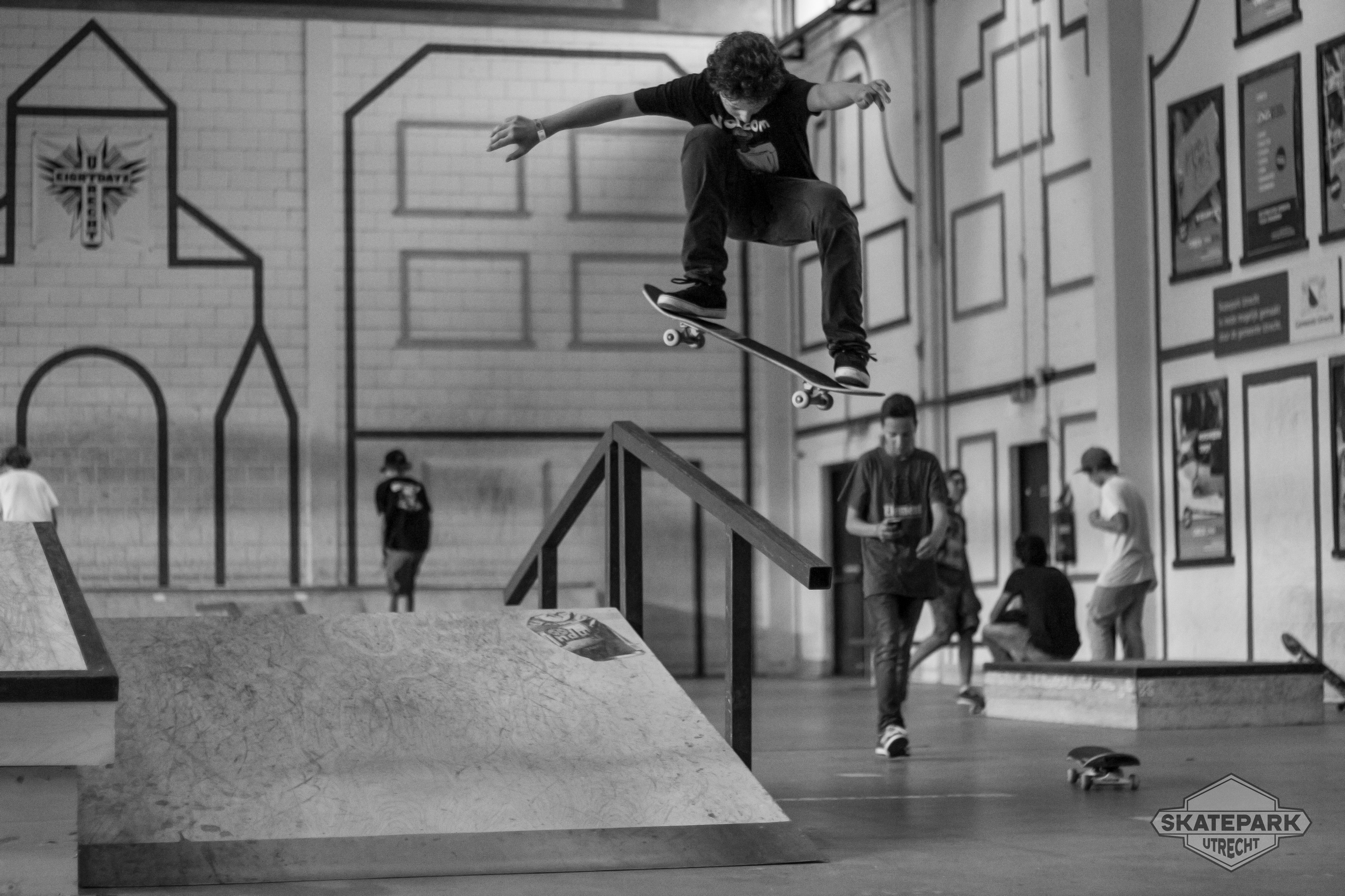 [PLACEHOLDER] Een skater springt van een helling, armen wijd voor de balans