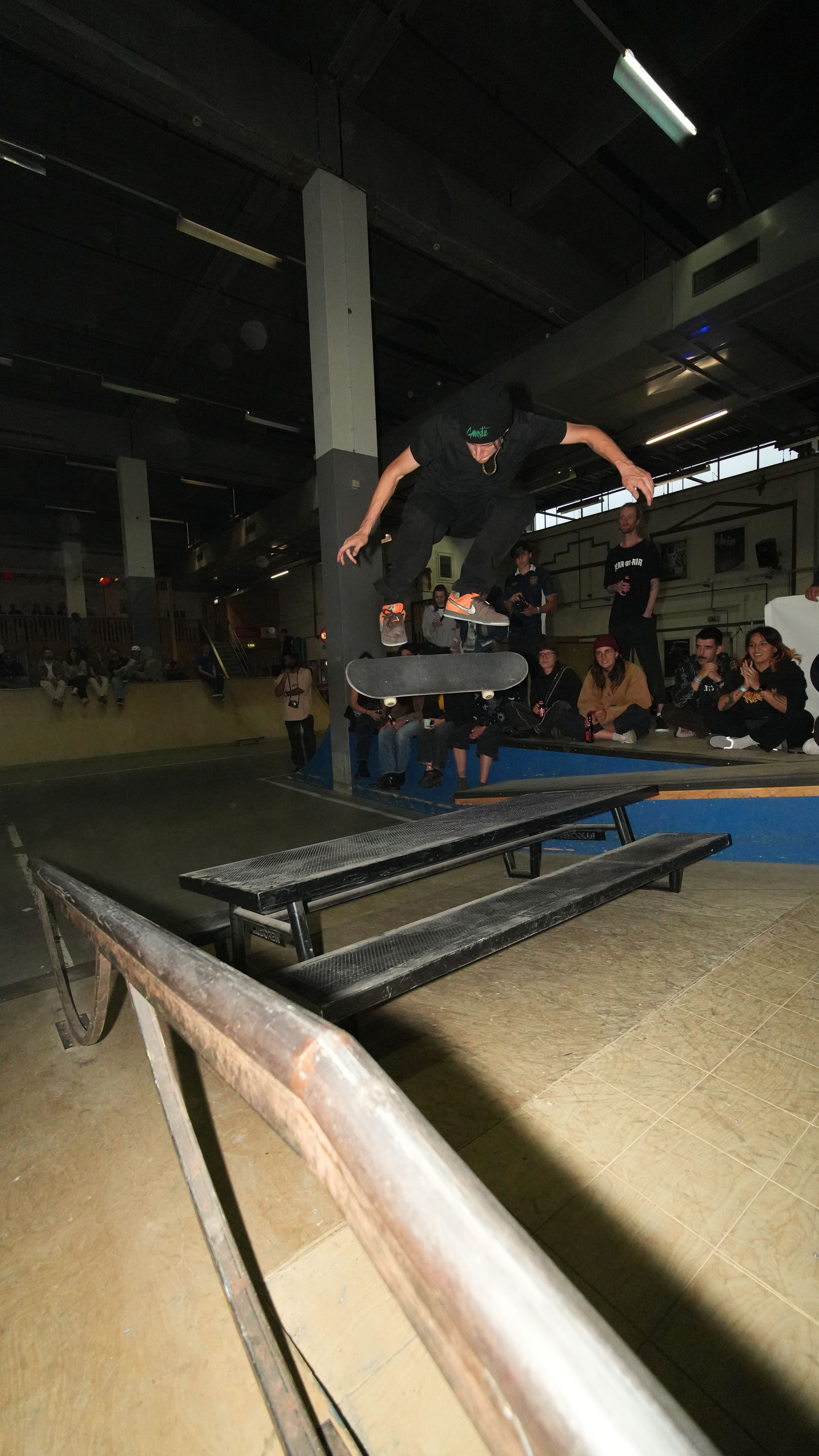 [PLACEHOLDER] Een skater komt neer op de rail, toeschouwers erachter