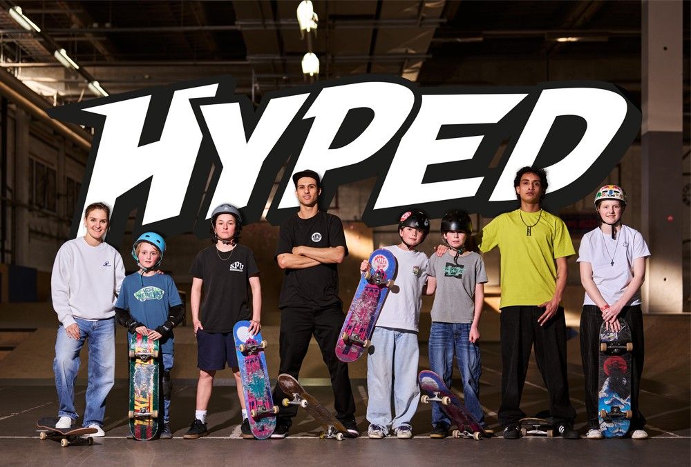 De crew van HYPED met hun coaches en hun boards in het park, onder het HYPED-logo.