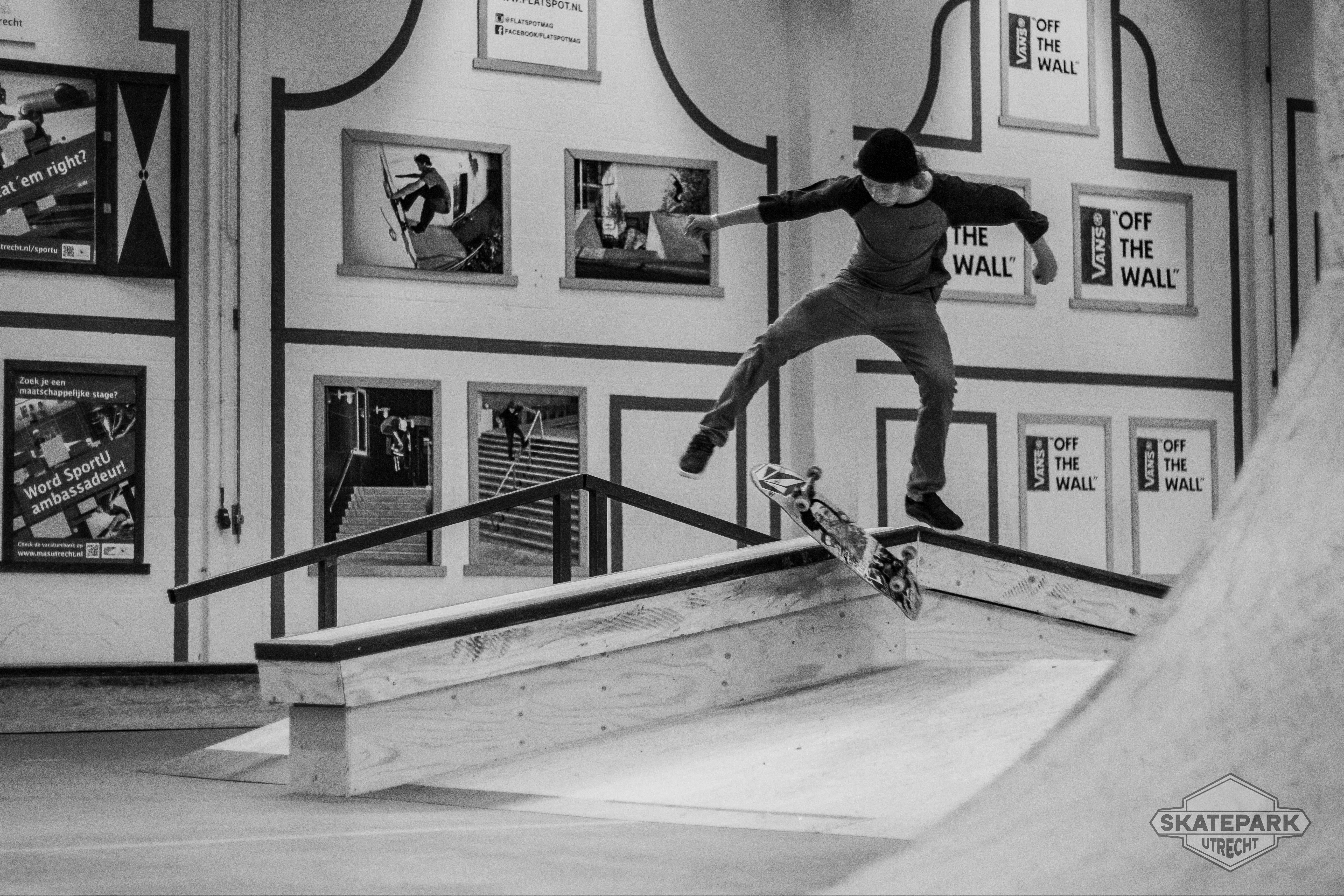 [PLACEHOLDER] Een skater midden in een sprong boven een rail