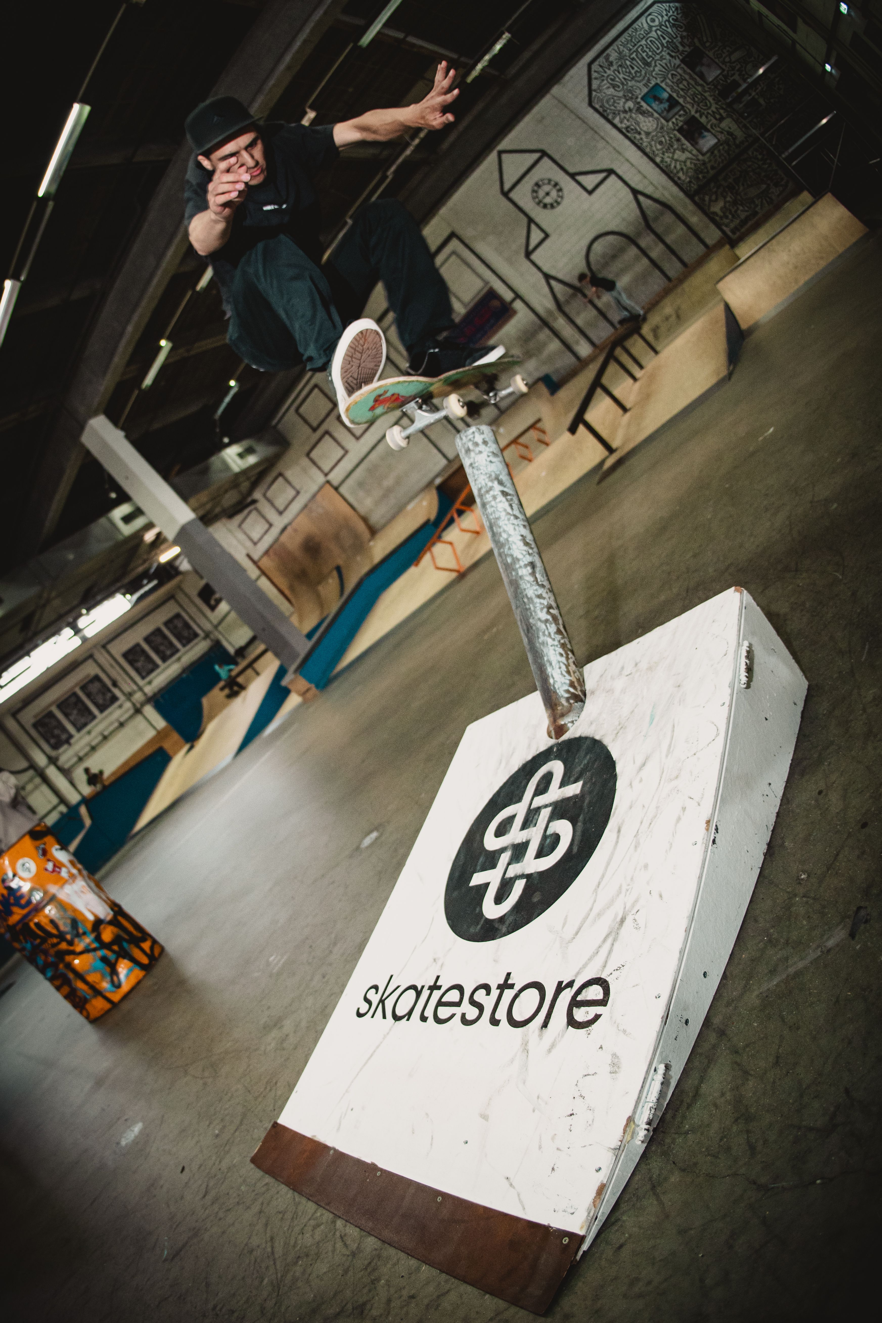 [PLACEHOLDER] Een board draait onder een skater door boven een kist