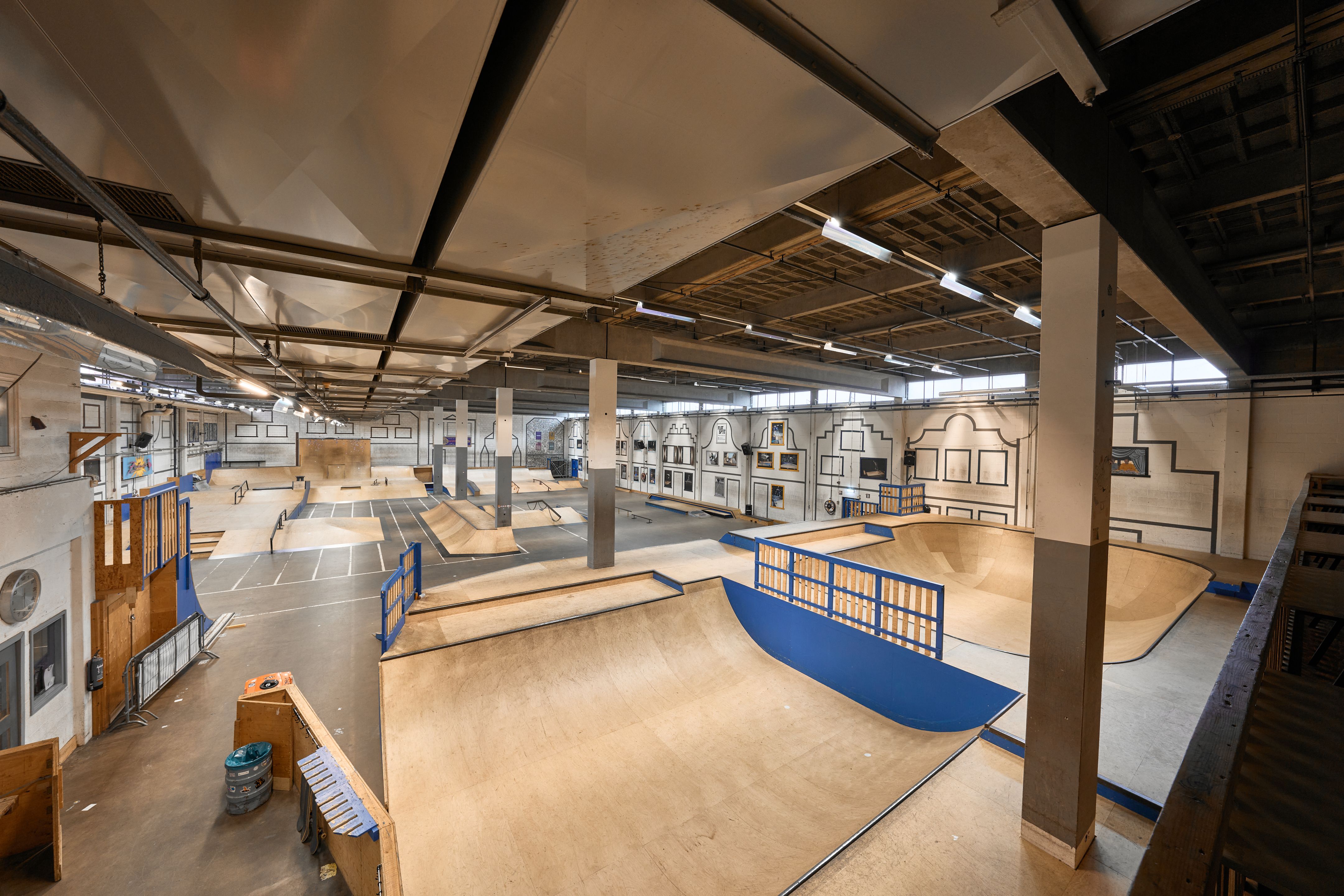 [PLACEHOLDER] Het parcours van bovenaf, met de houten ramps en de blauwe randen