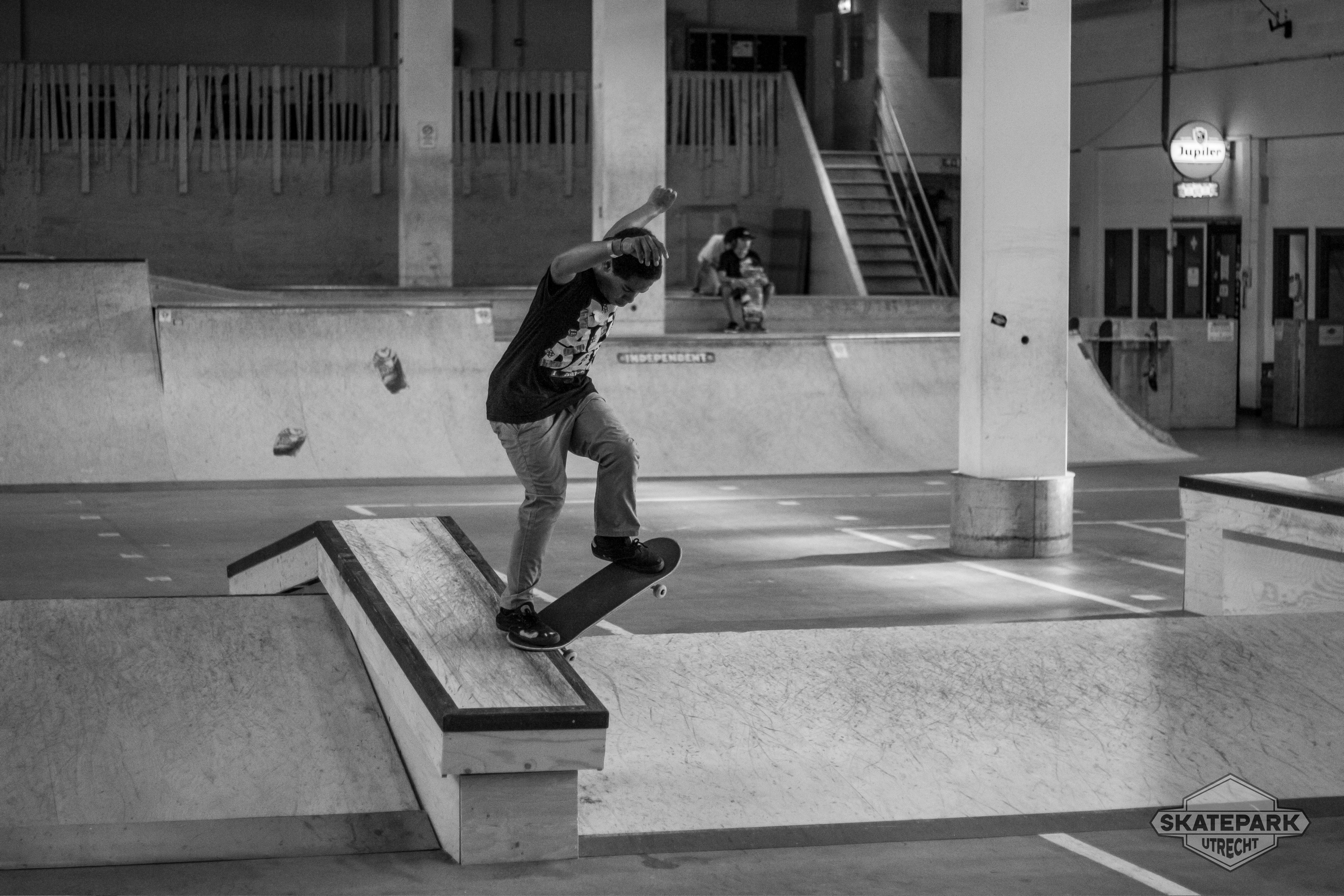 [PLACEHOLDER] Een skater glijdt over een ledge, met de trappen op de achtergrond