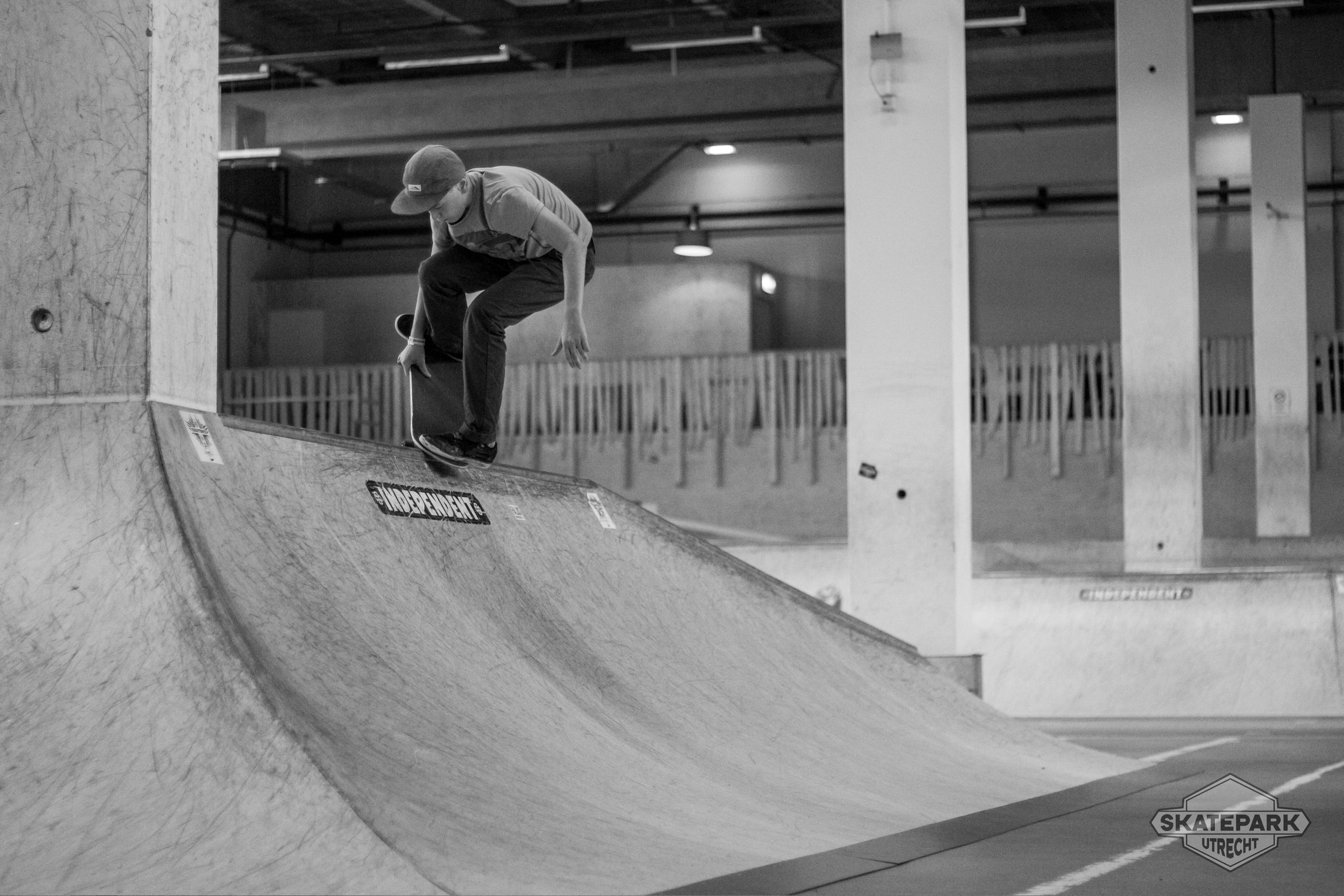 [PLACEHOLDER] Een skater zet af in een quarter pipe