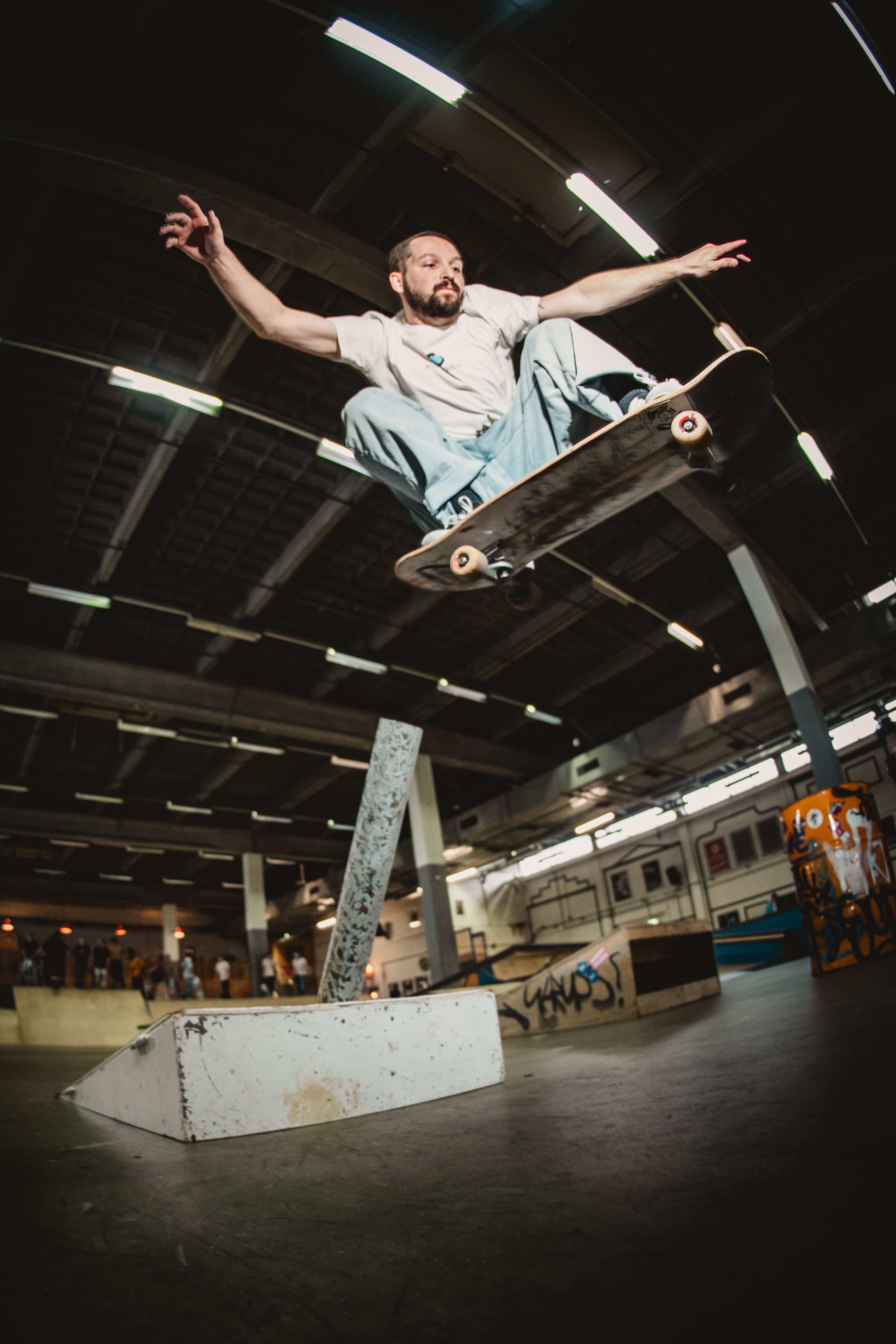 [PLACEHOLDER] Een skater hoog boven een obstakel, armen wijd
