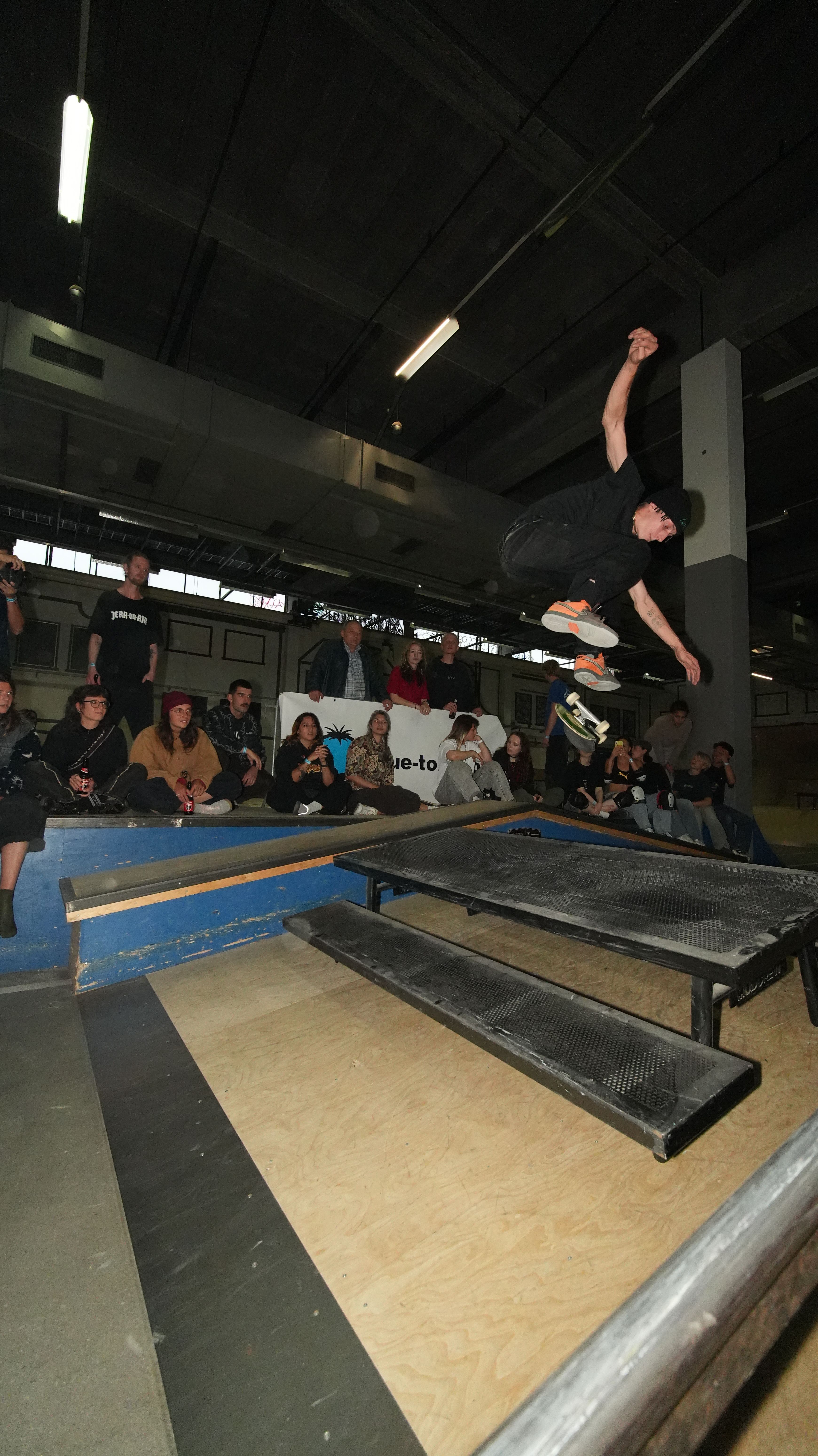 [PLACEHOLDER] Een skater hoog boven de rail met het publiek eronder