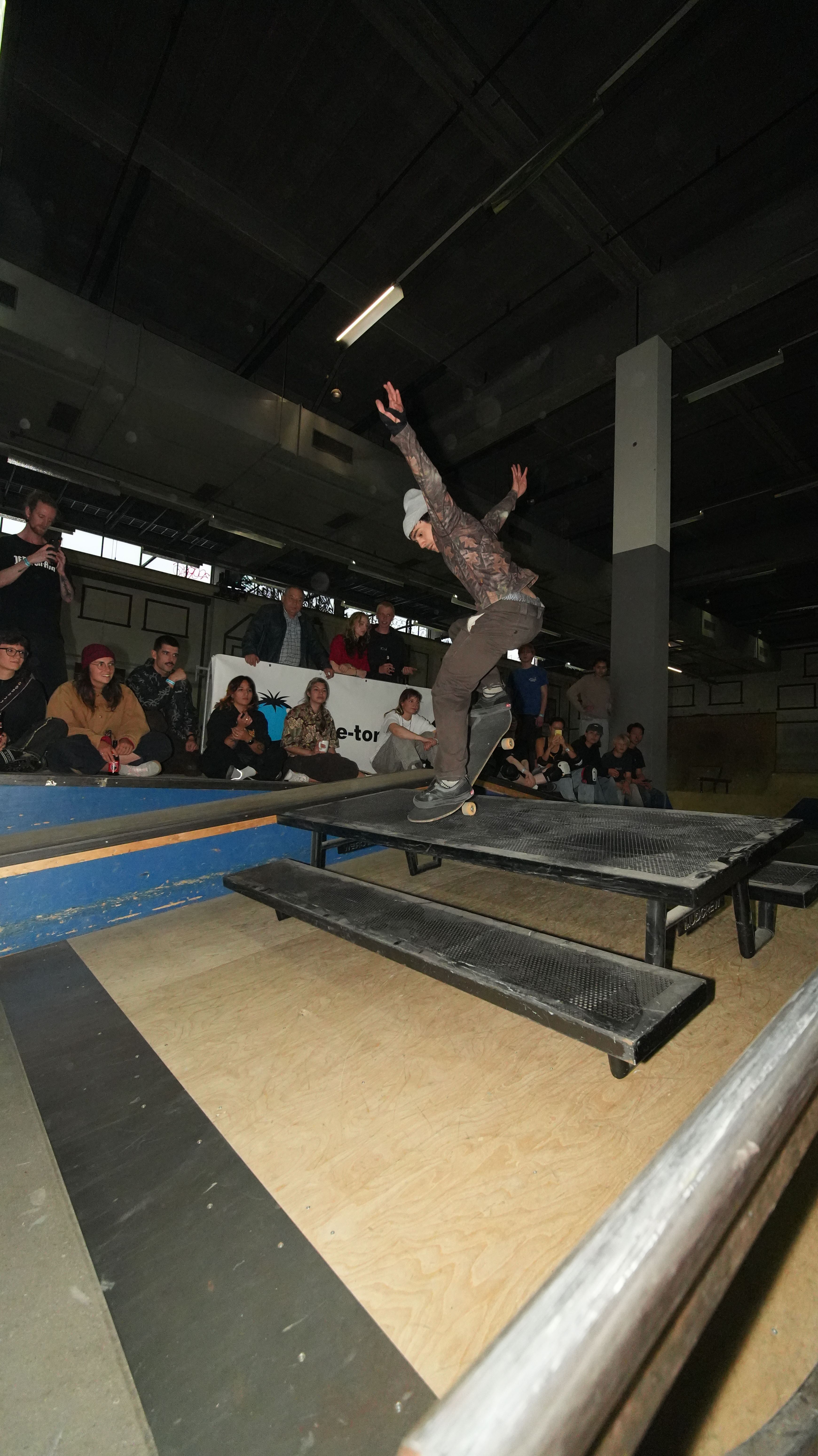 [PLACEHOLDER] Een skater springt van de rail, armen wijd