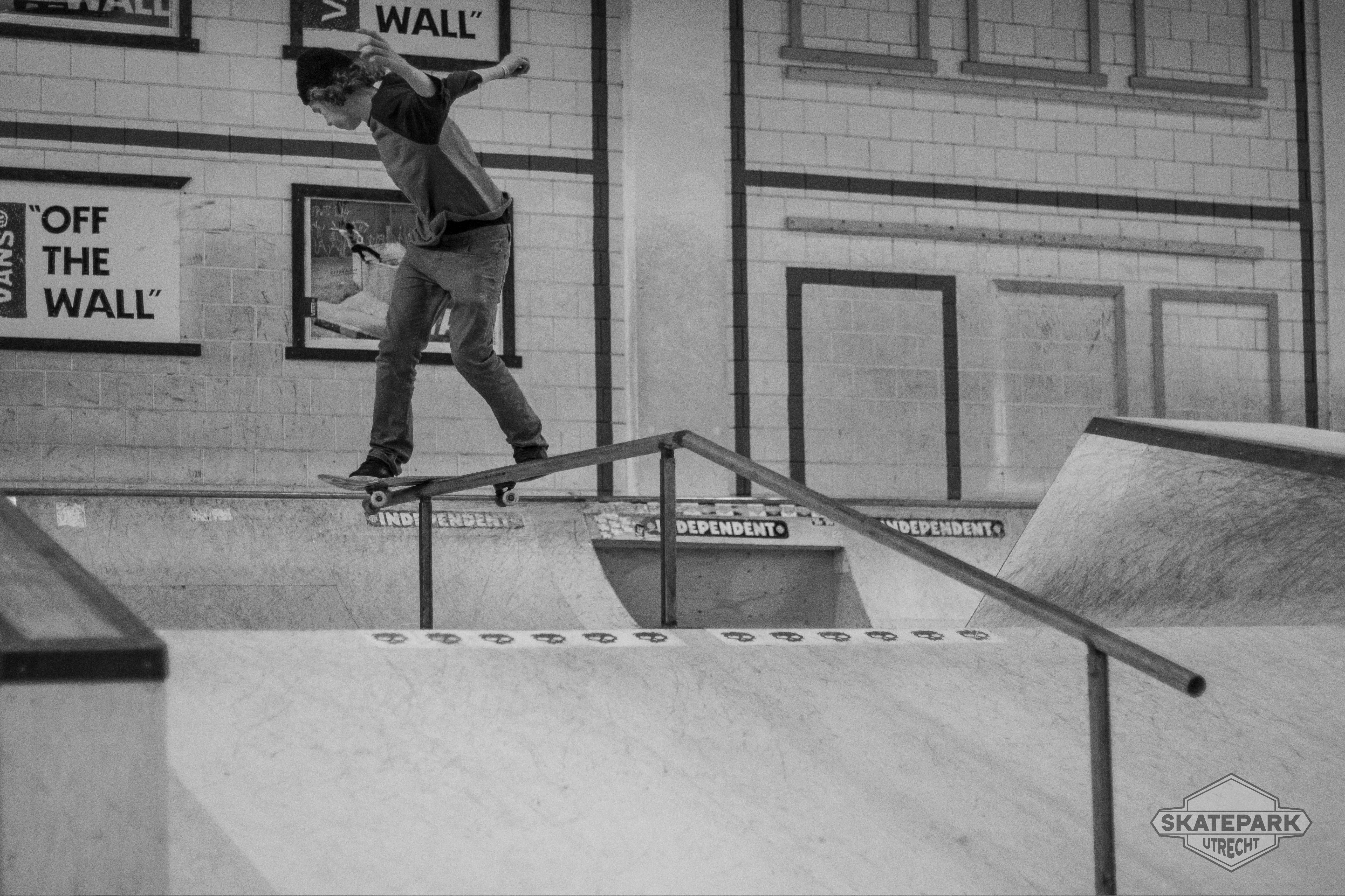 [PLACEHOLDER] Een skater glijdt met zijn board over een rail