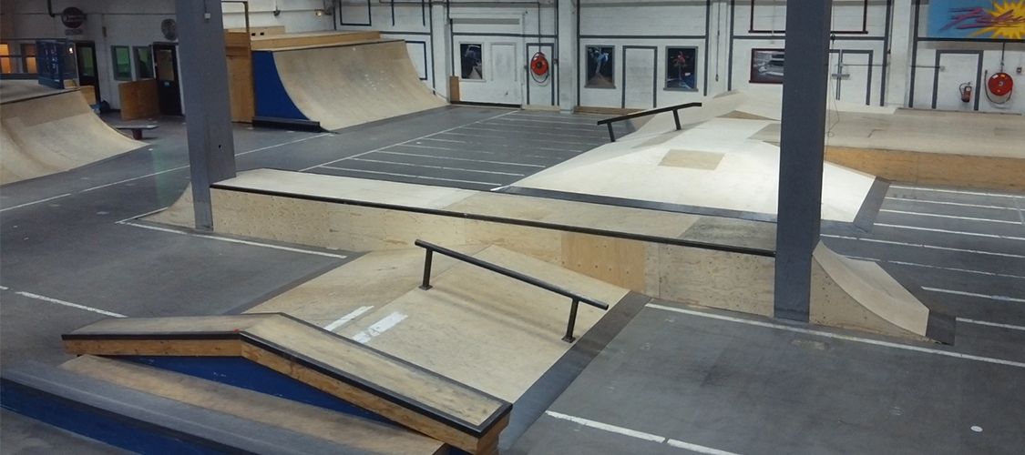Het park van binnen, met ramps en een rail