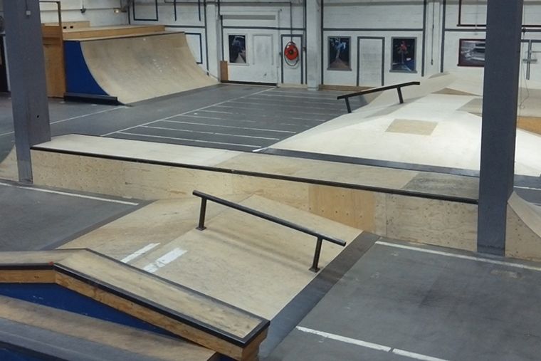 Het park van binnen, met ramps en een rail