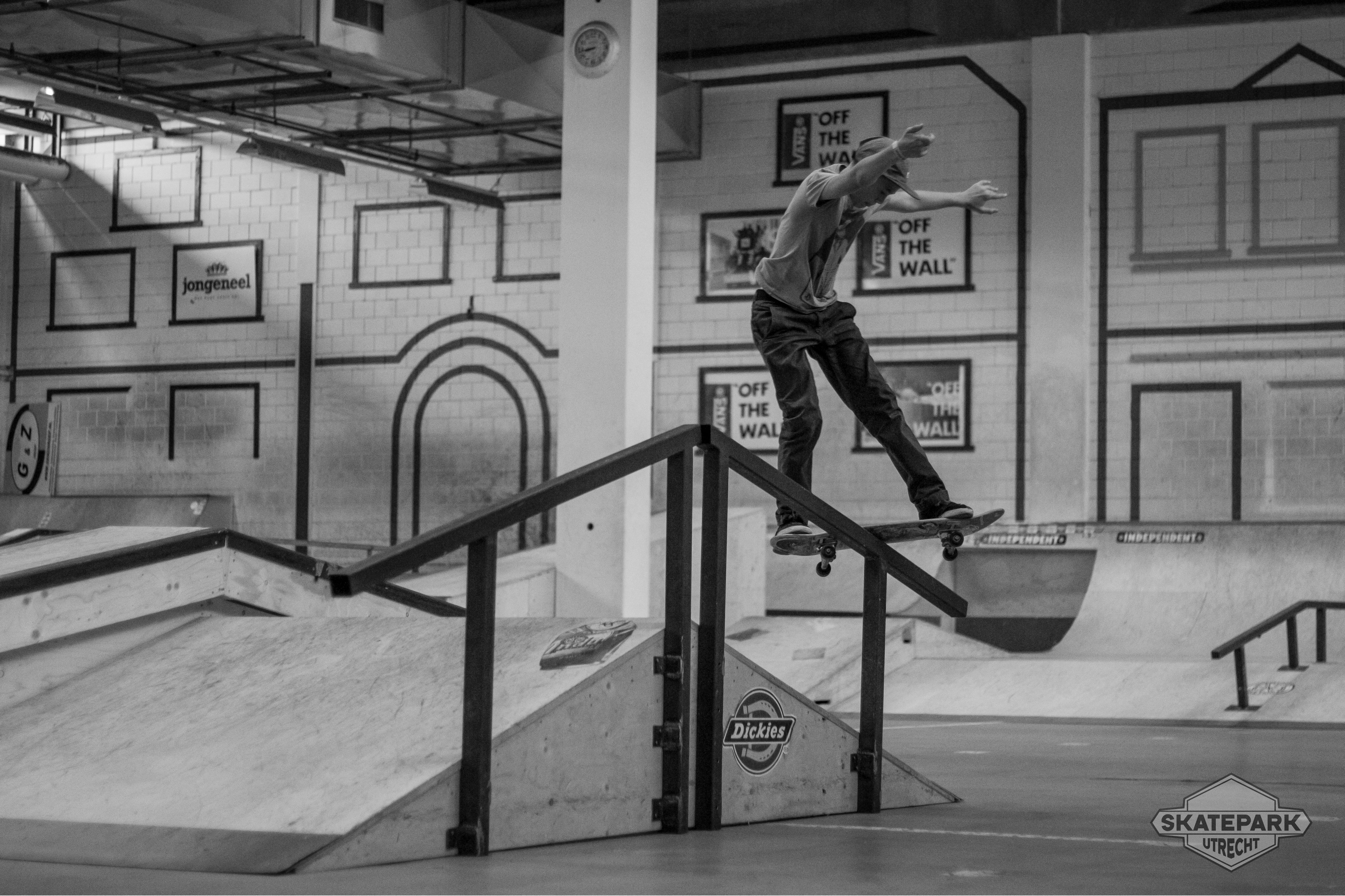[PLACEHOLDER] Een skater halverwege een slide over een rail