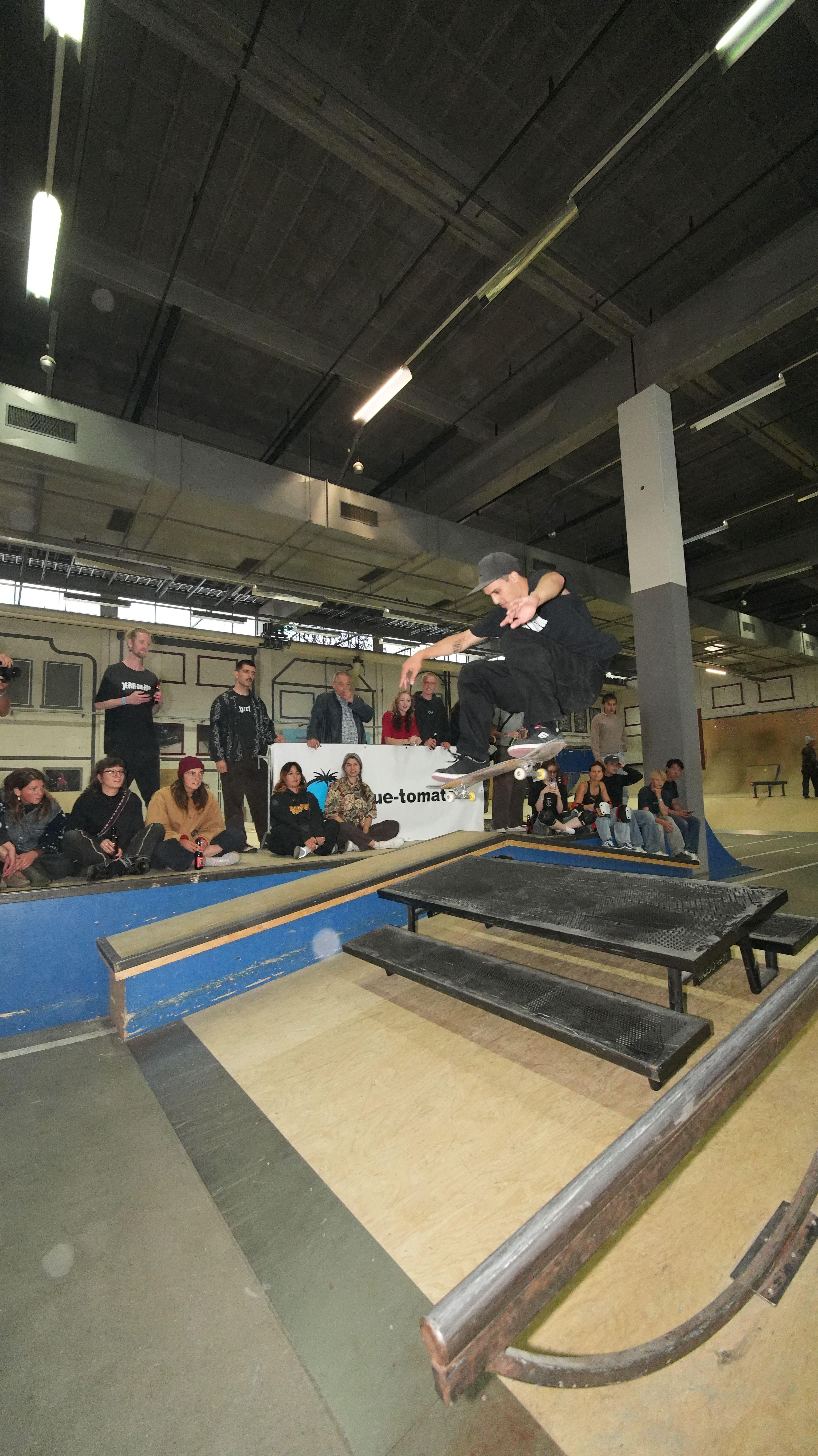[PLACEHOLDER] Een skater op de flat bar, met publiek langs de muur