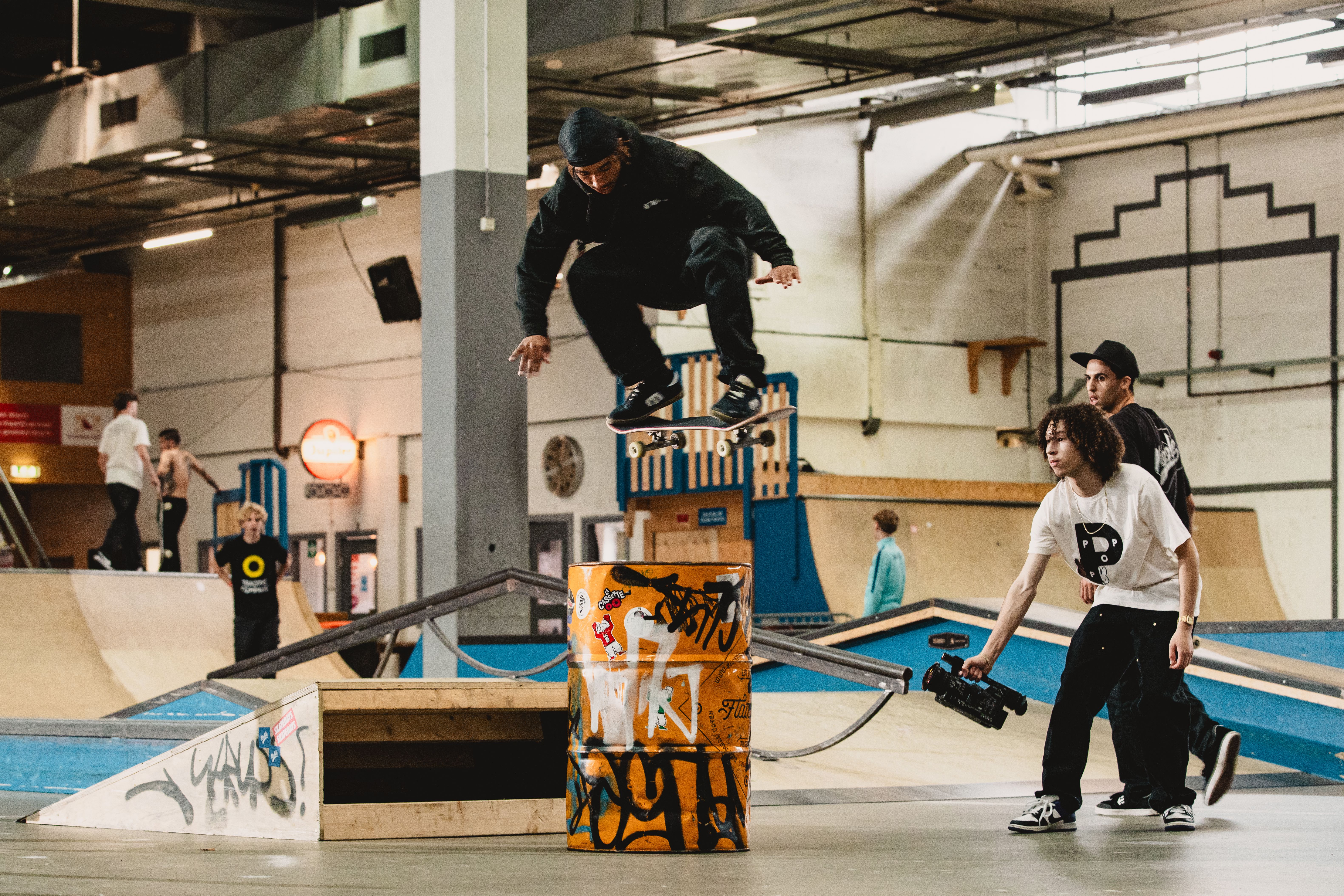 [PLACEHOLDER] Een skater springt van een kist vol stickers en graffiti