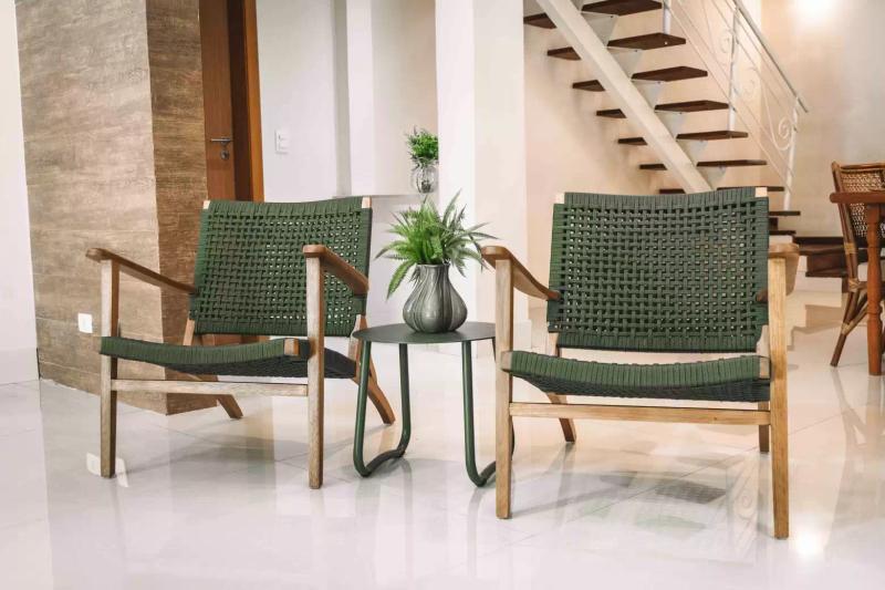 Poltronas Agnes e Mesa Cora