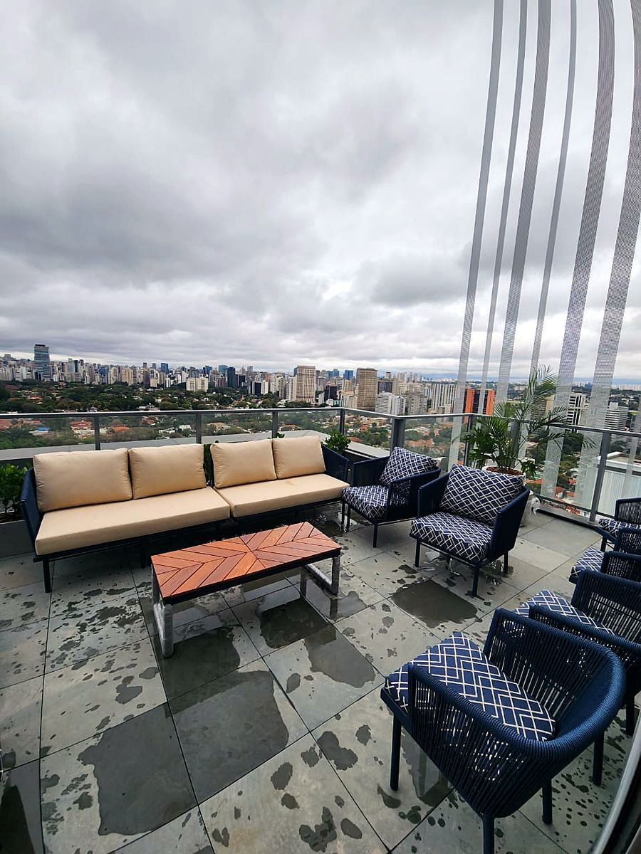 Rooftop corporativo da Almaviva do Brasil — detalhe do ambiente
