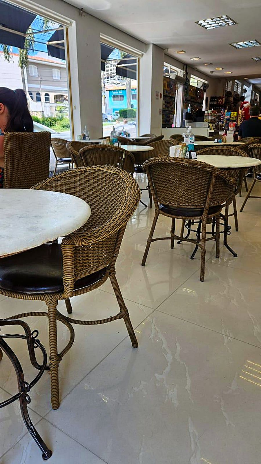 Renovação das cadeiras da Confeitaria Paris — detalhe do ambiente