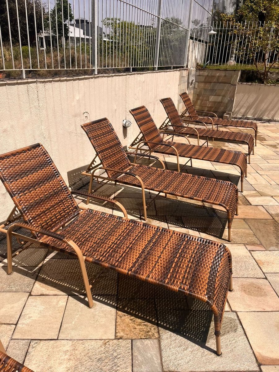 Área de piscina de condomínio na Vila Madalena — detalhe do ambiente