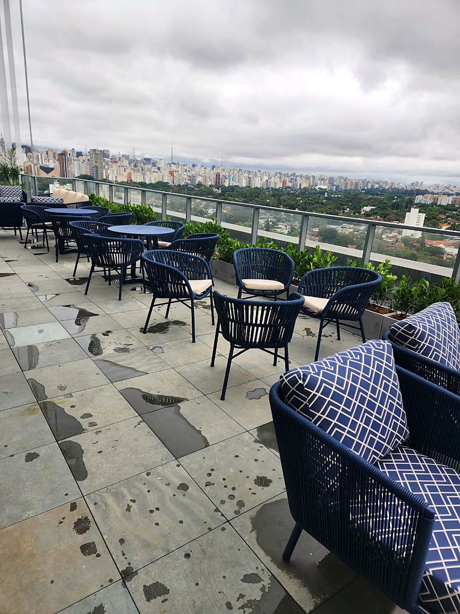 Rooftop corporativo da Almaviva do Brasil — detalhe do ambiente