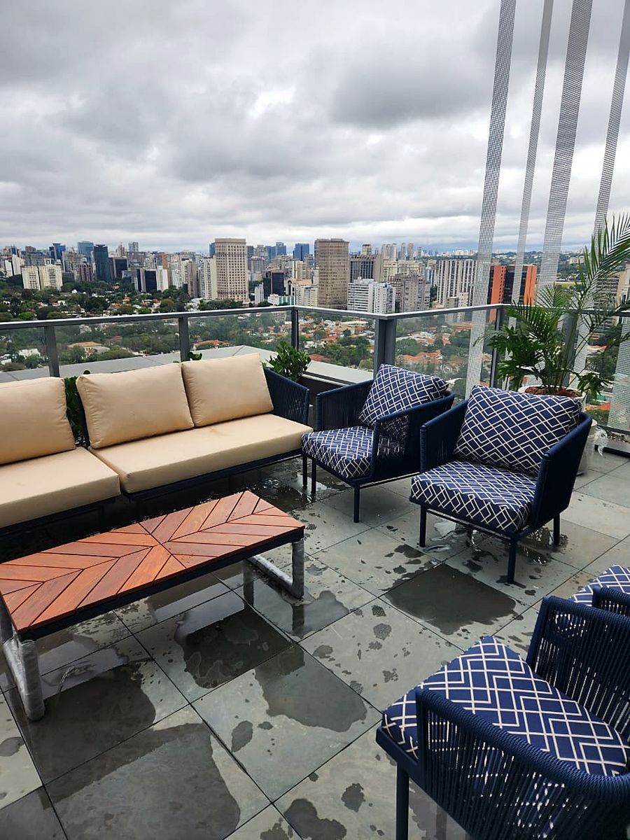 Rooftop corporativo da Almaviva do Brasil — detalhe do ambiente