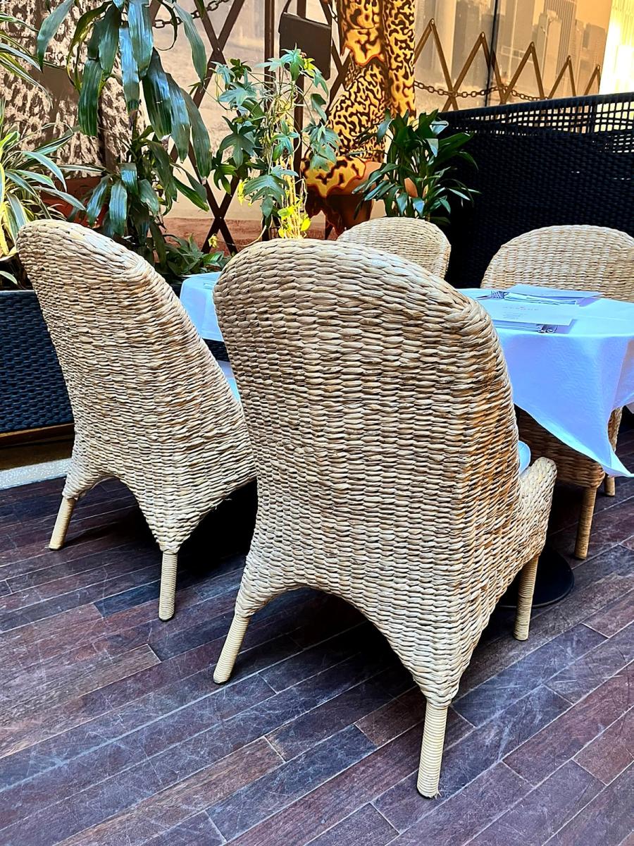Cadeiras exclusivas para o L'AVENUE — detalhe do ambiente