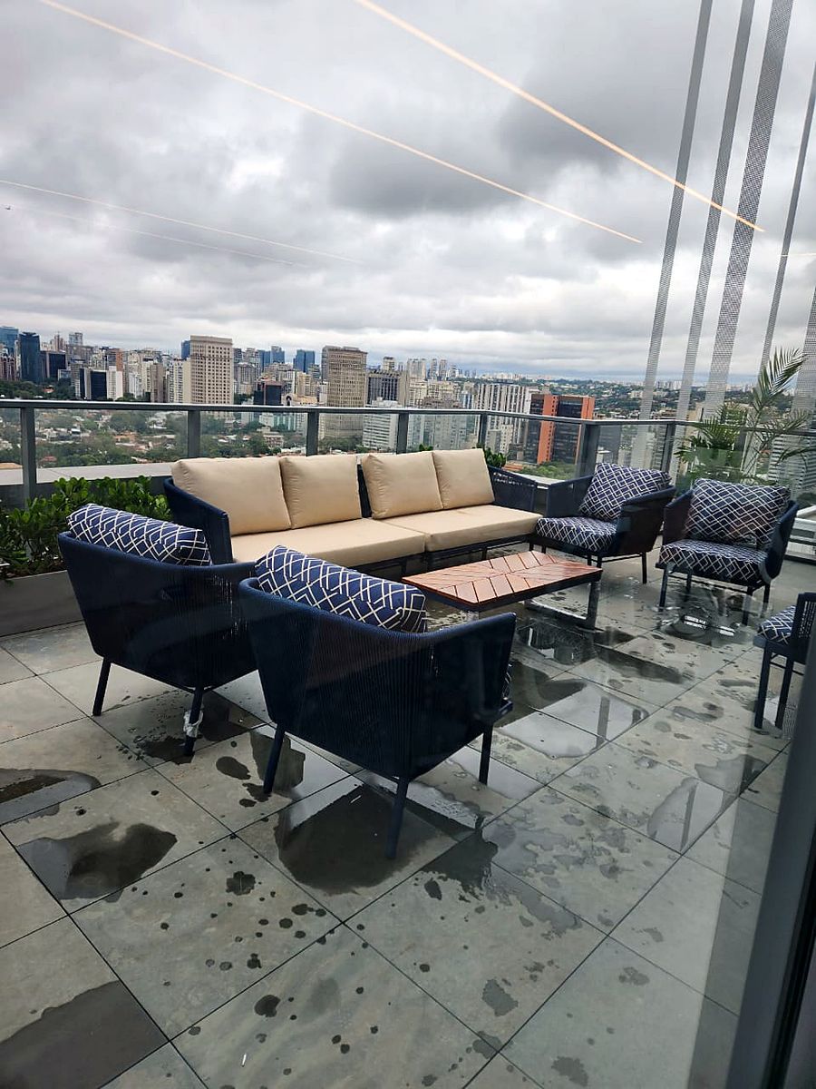 Rooftop corporativo da Almaviva do Brasil — detalhe do ambiente