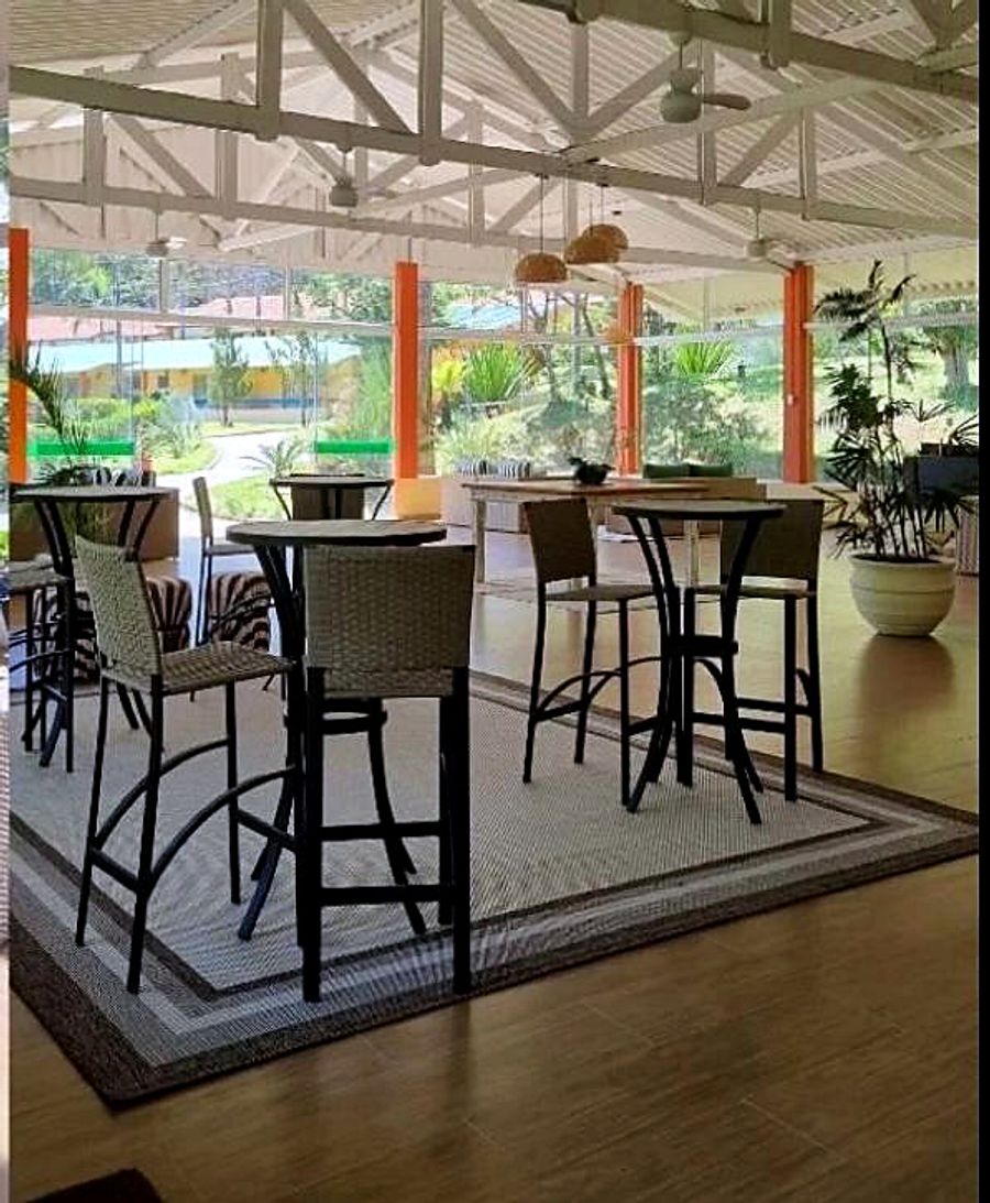 Sala de convívio do Matiz Igaratá Resort — detalhe do ambiente