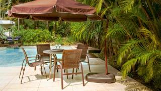 Espreguiçadeiras Ilha e Conjunto de Mesa Romana