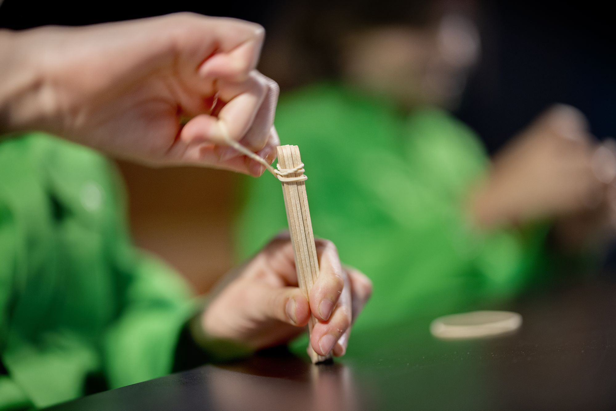 Een paar stokjes met een elastiekje