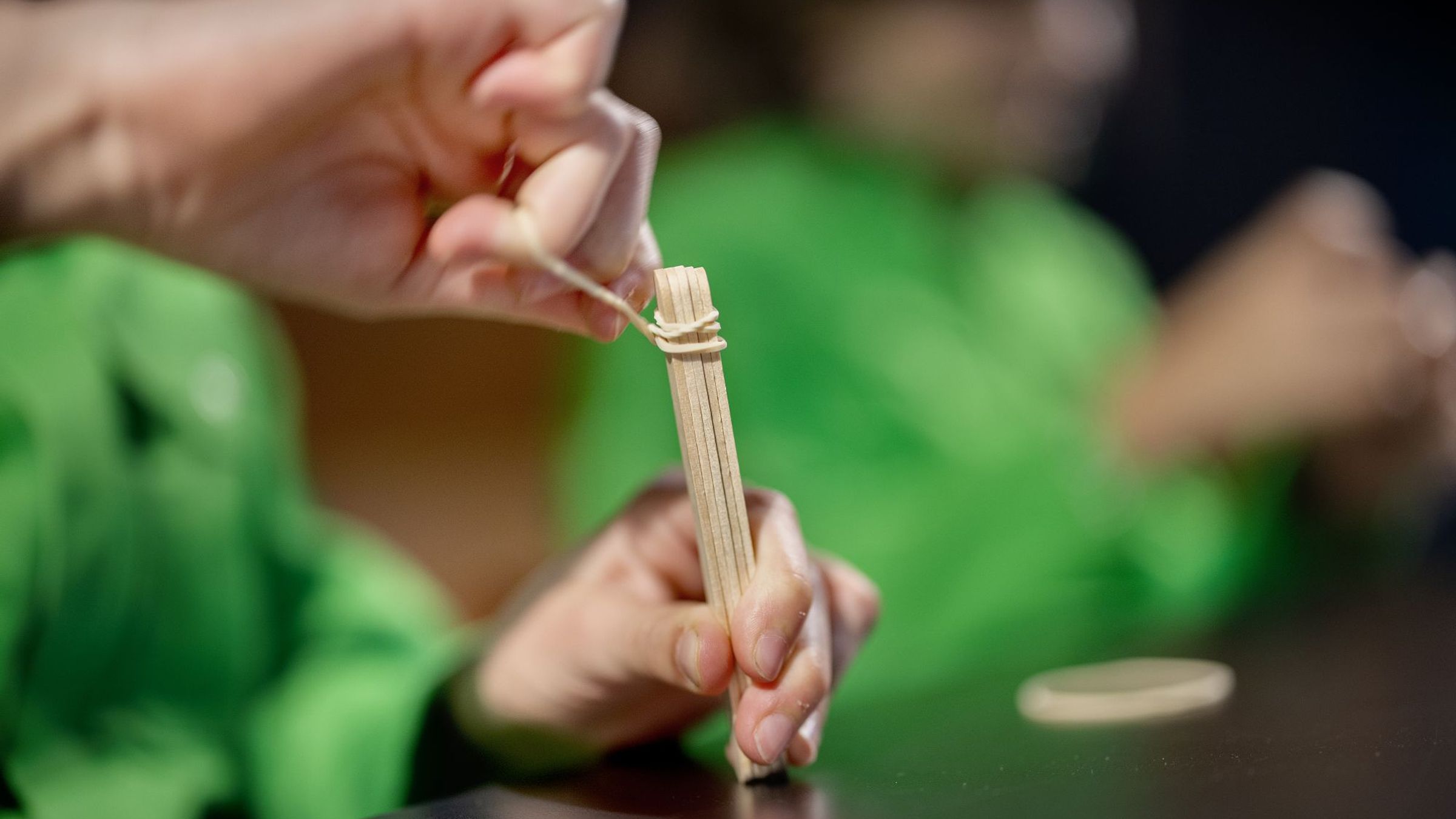 Een paar stokjes met een elastiekje