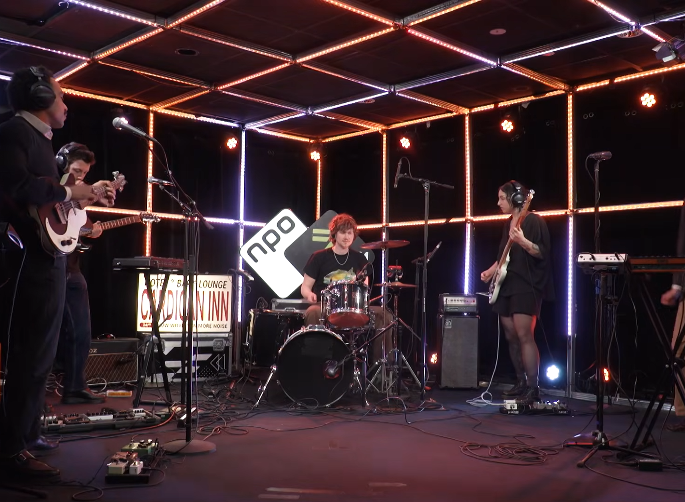 een band in een studio