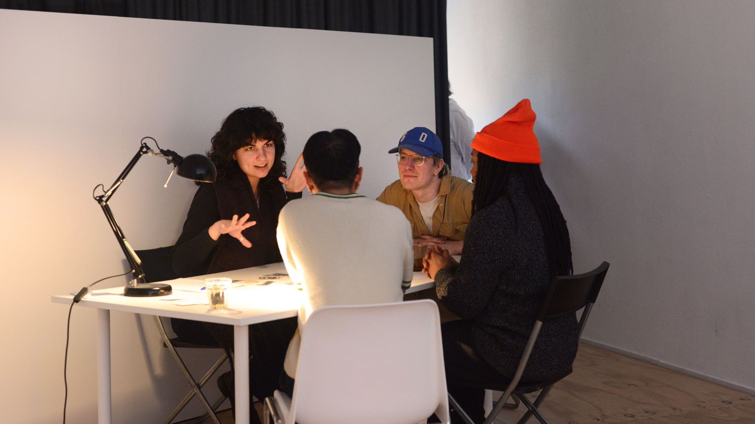 aan een tafel wordt een spel gespeeld met 4 personen