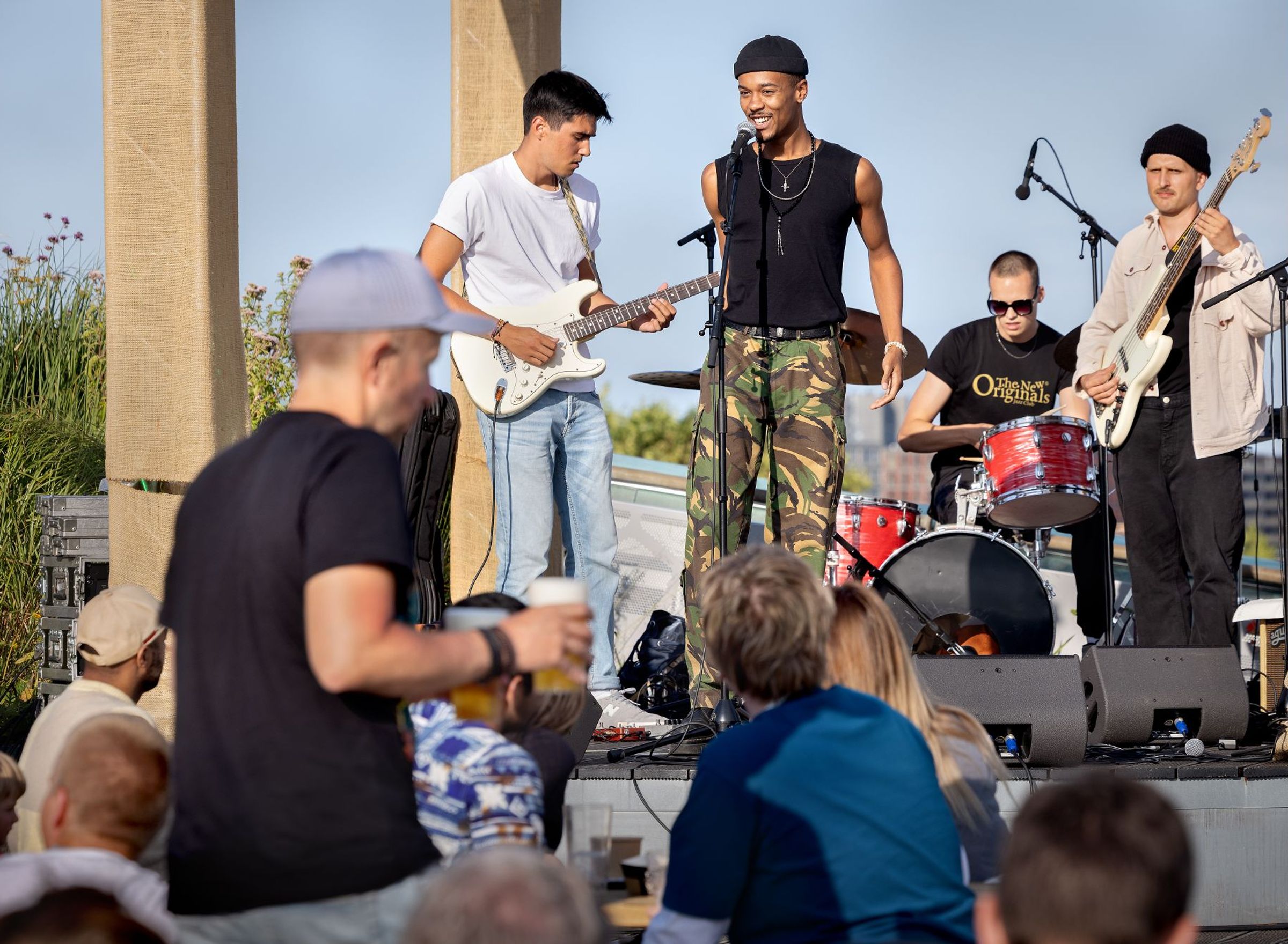 Een bandje speelt in de zomer op het dak van NEMO