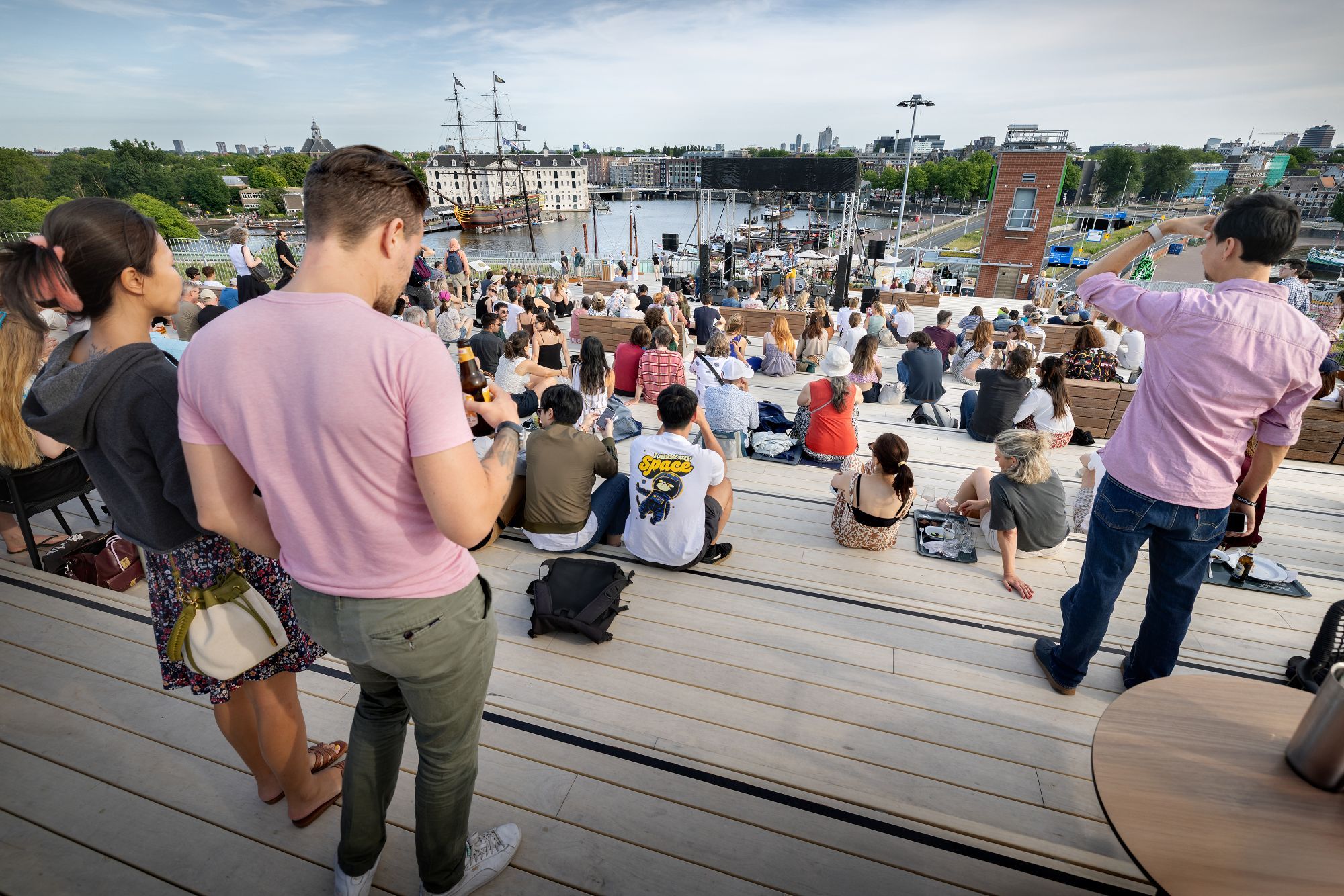 publiek op het dakplein