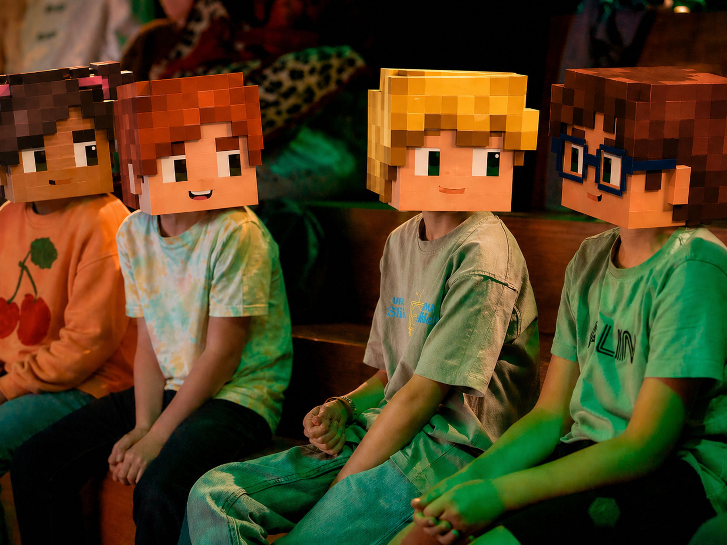 AI gegenereerd beeld van kinderen met een Minecraft hoofd.