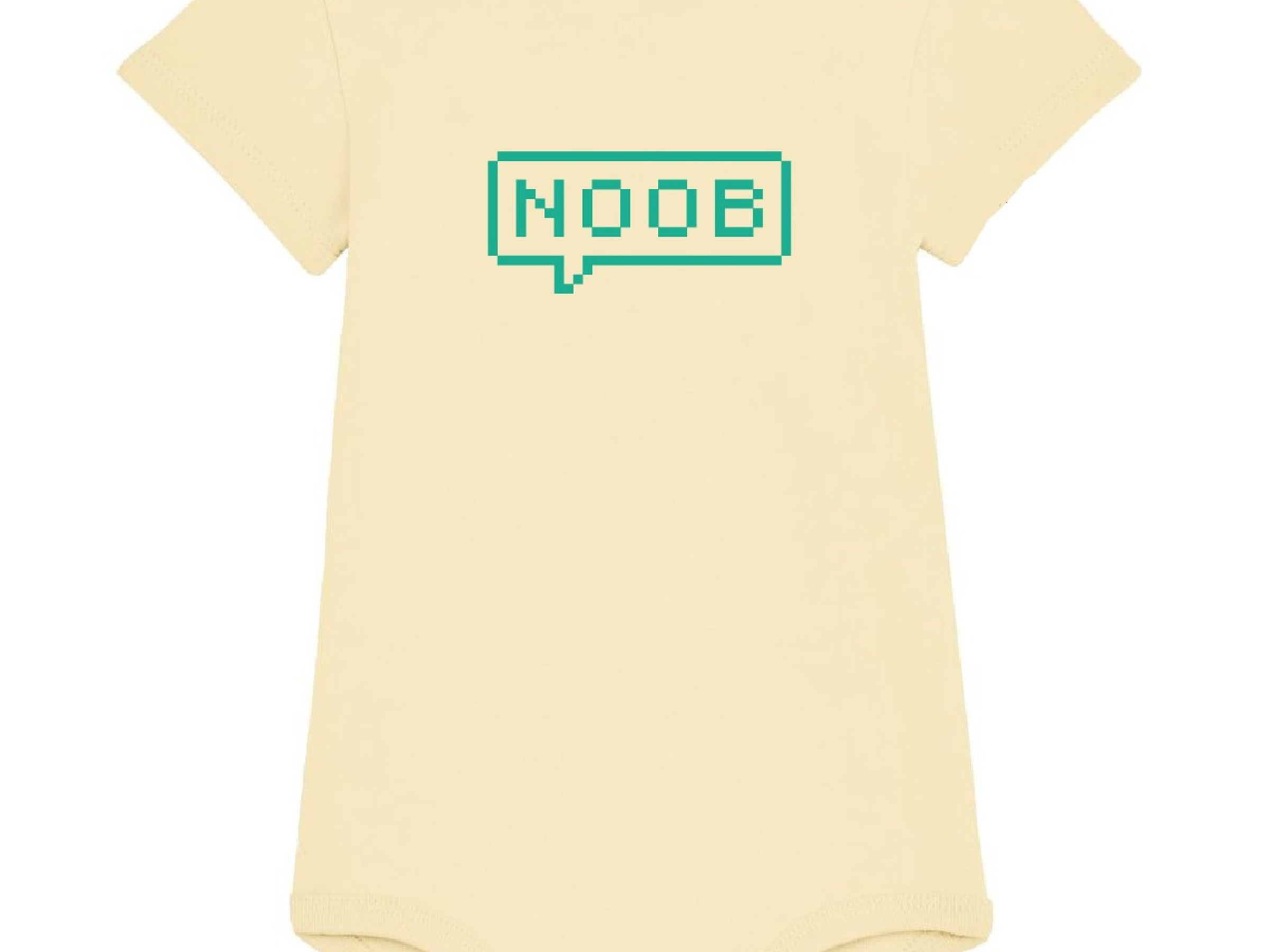Een gele romper met in groene tekst 'Noob' erop