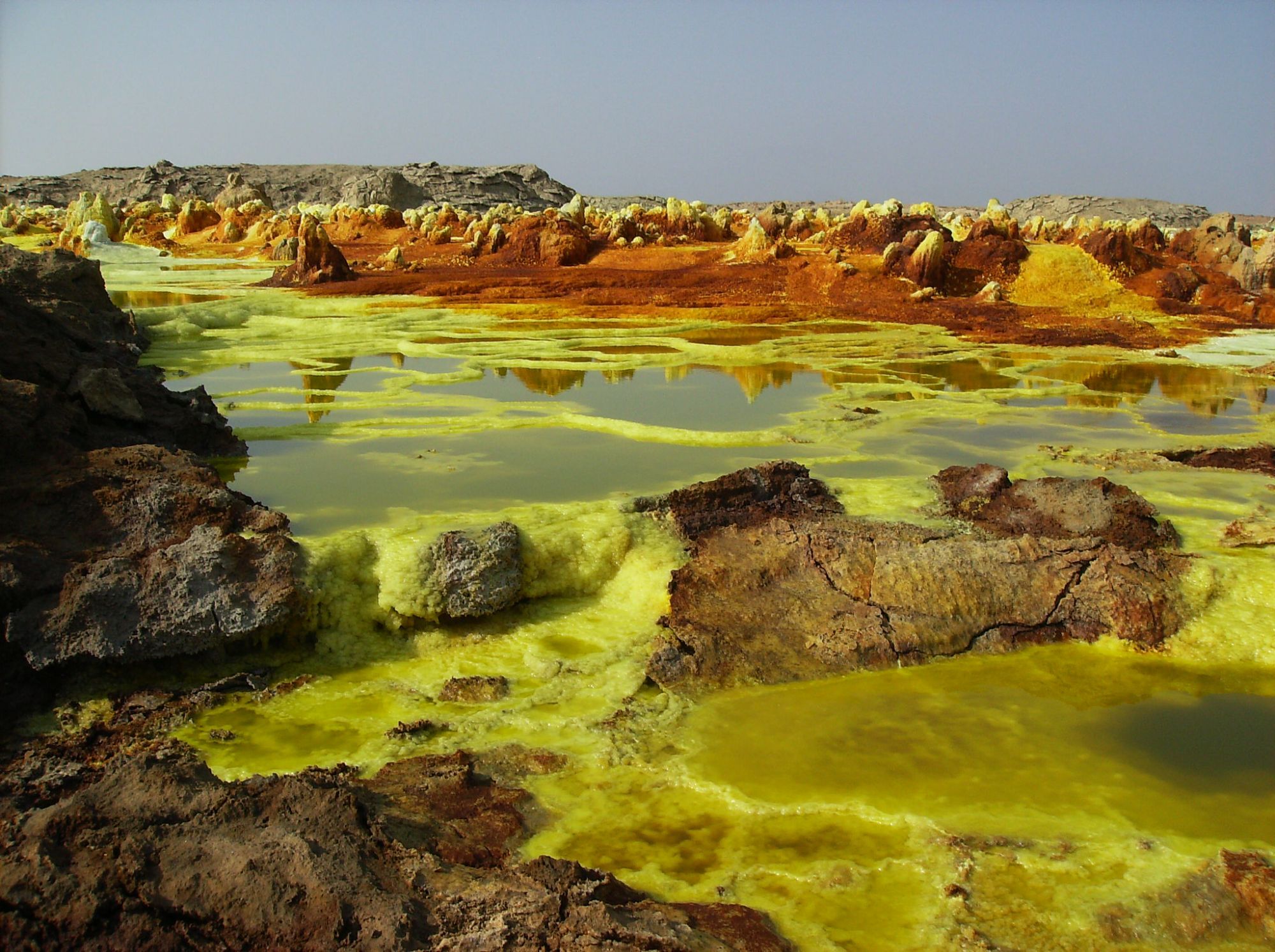 Een geel-groen zwavelmeer in Danakil.