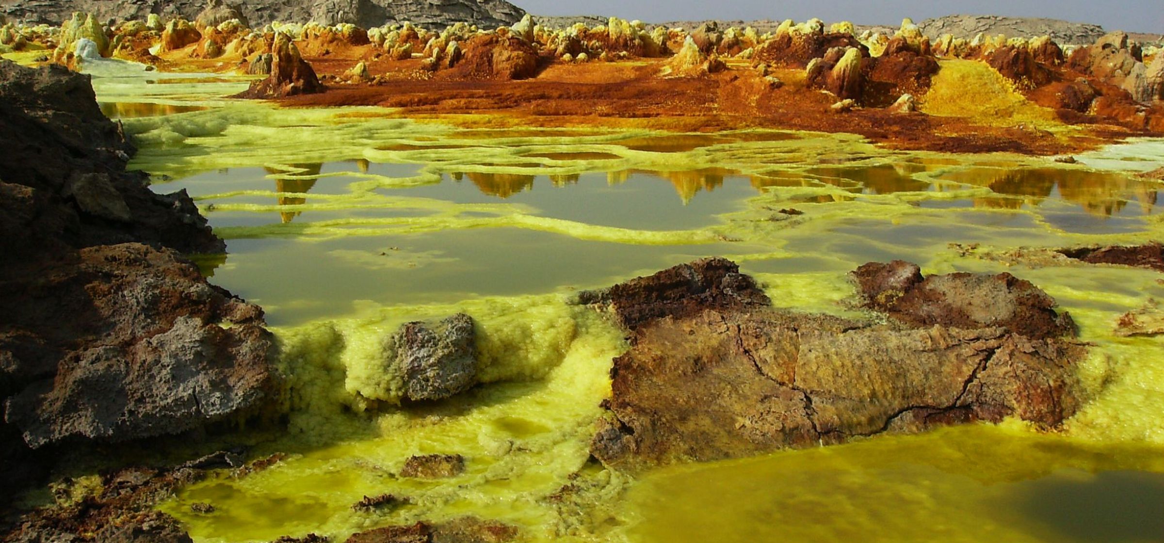 Een geel-groen zwavelmeer in Danakil.