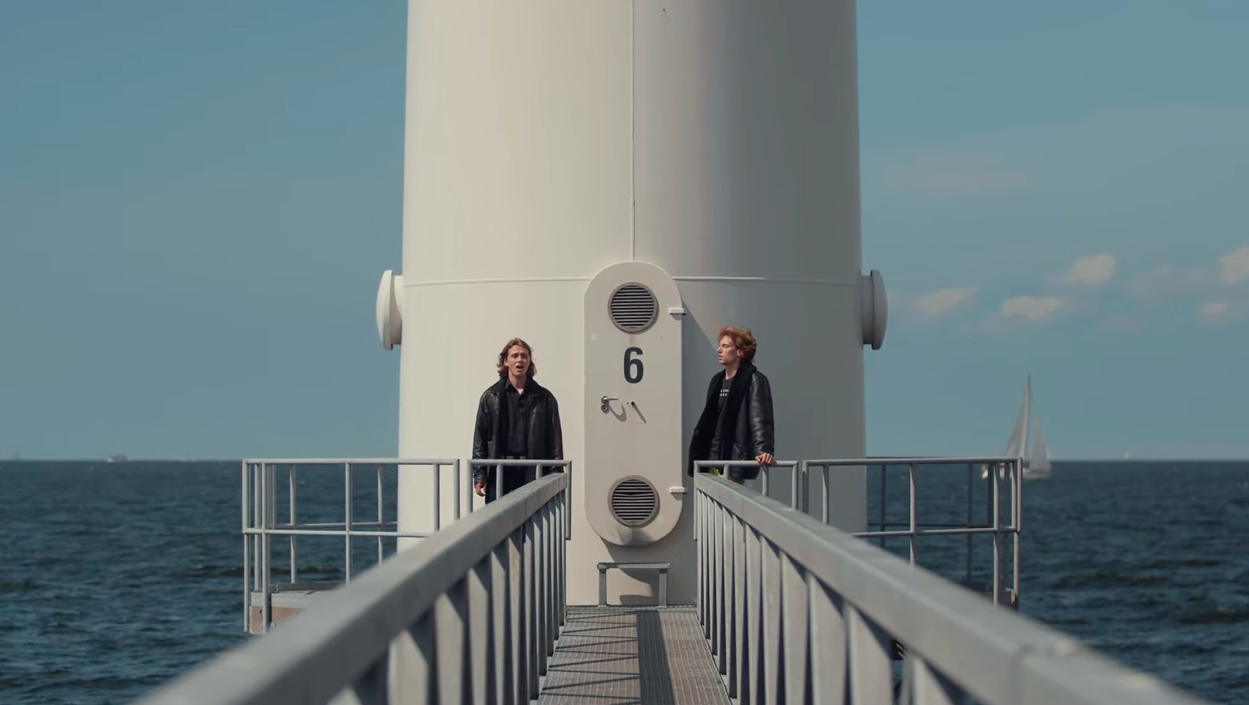 twee mannen bij een windmolen