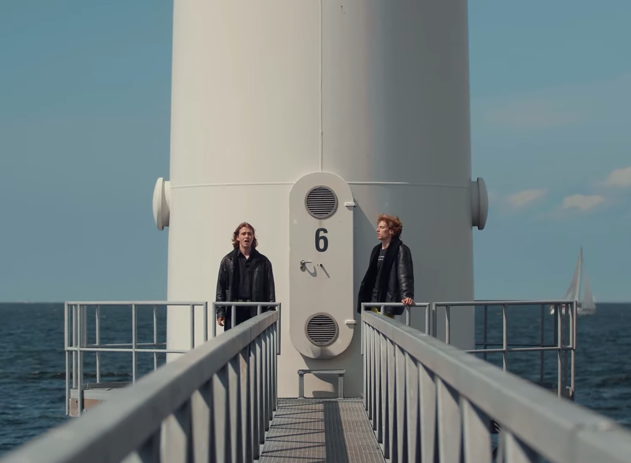 twee mannen bij een windmolen