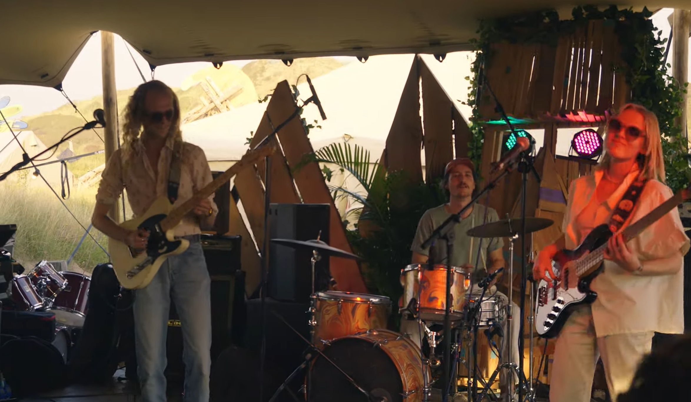 een band tijdens een live optreden