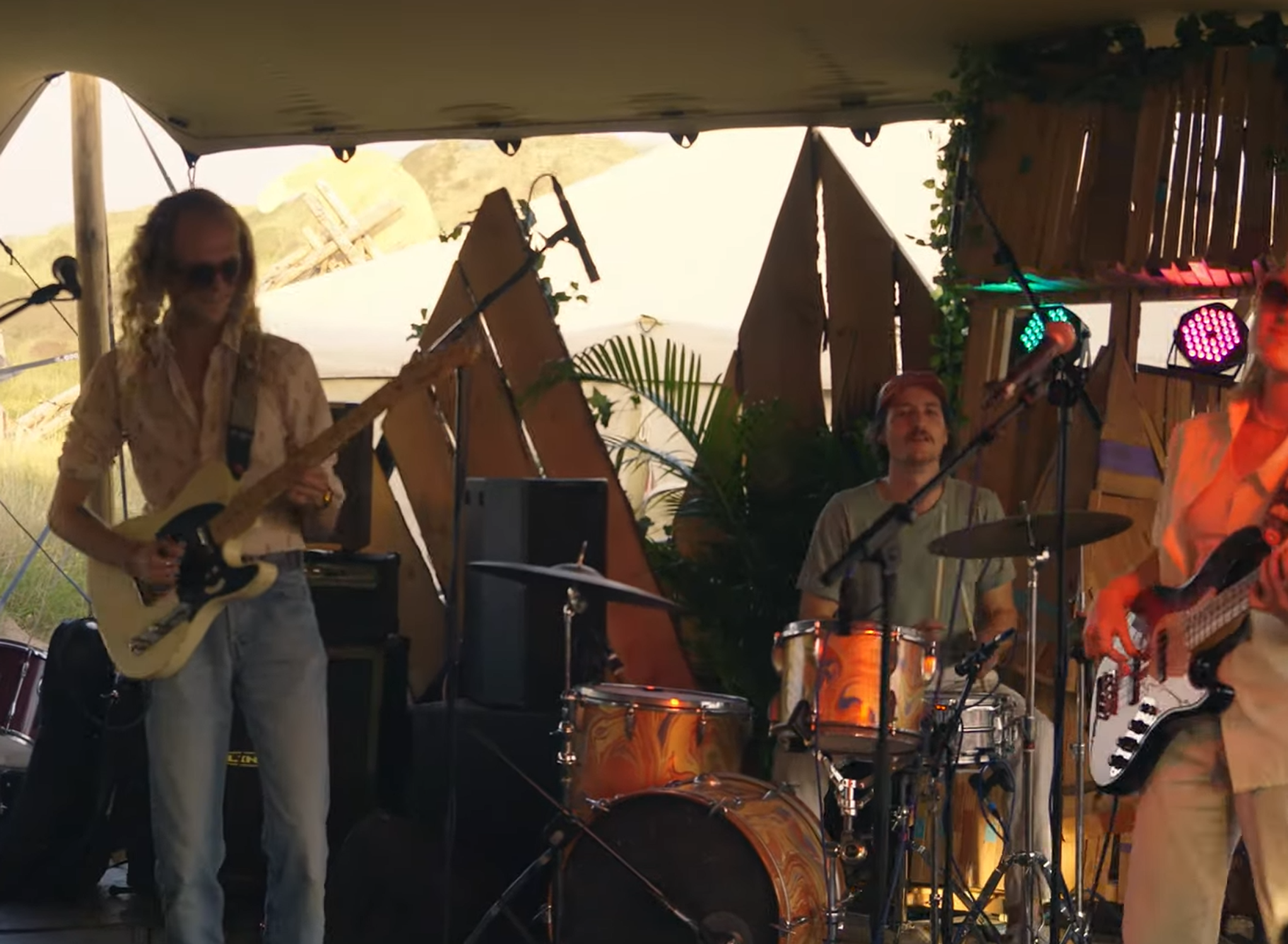 een band tijdens een live optreden