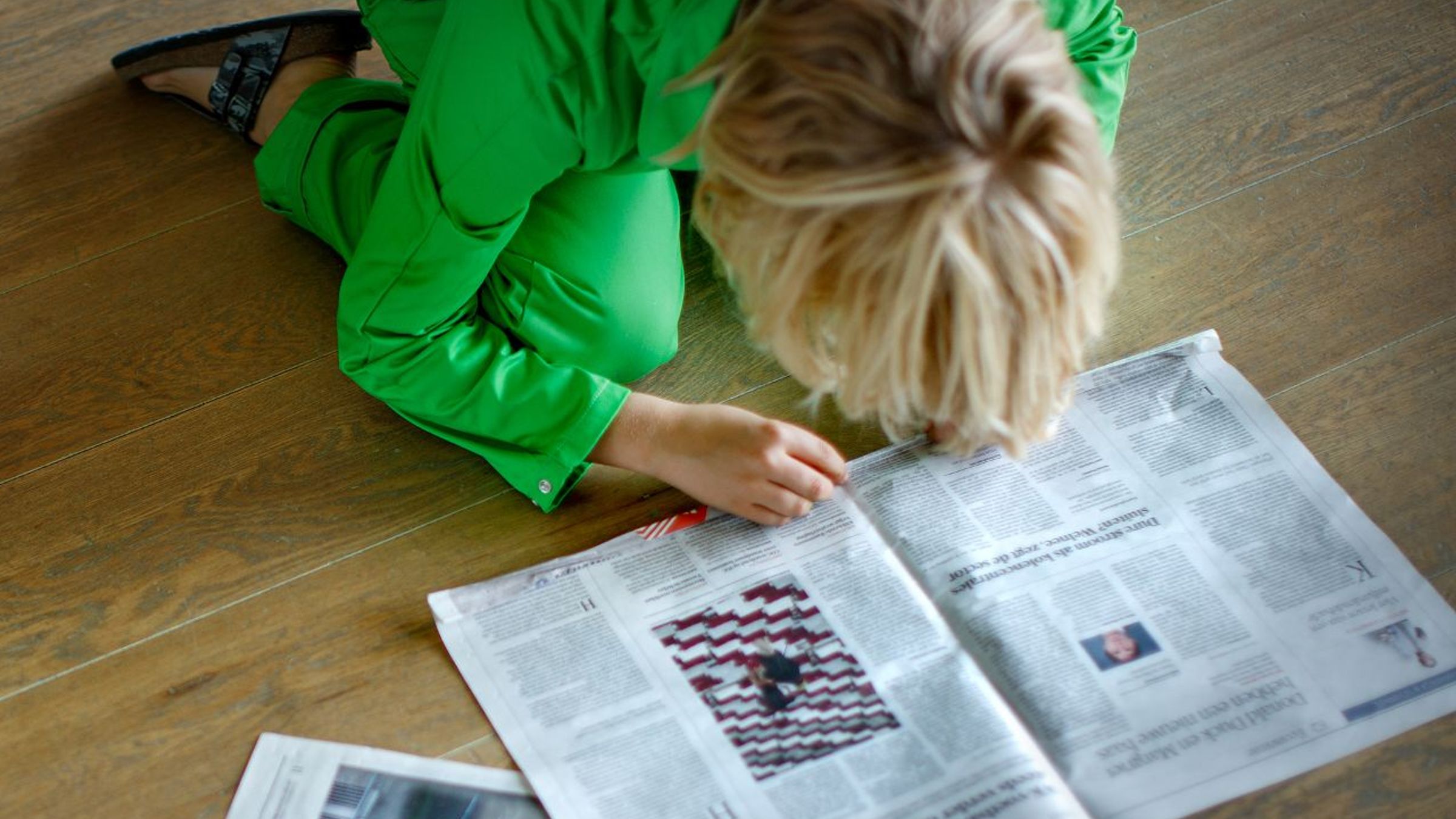 een kind doet iets met een krant