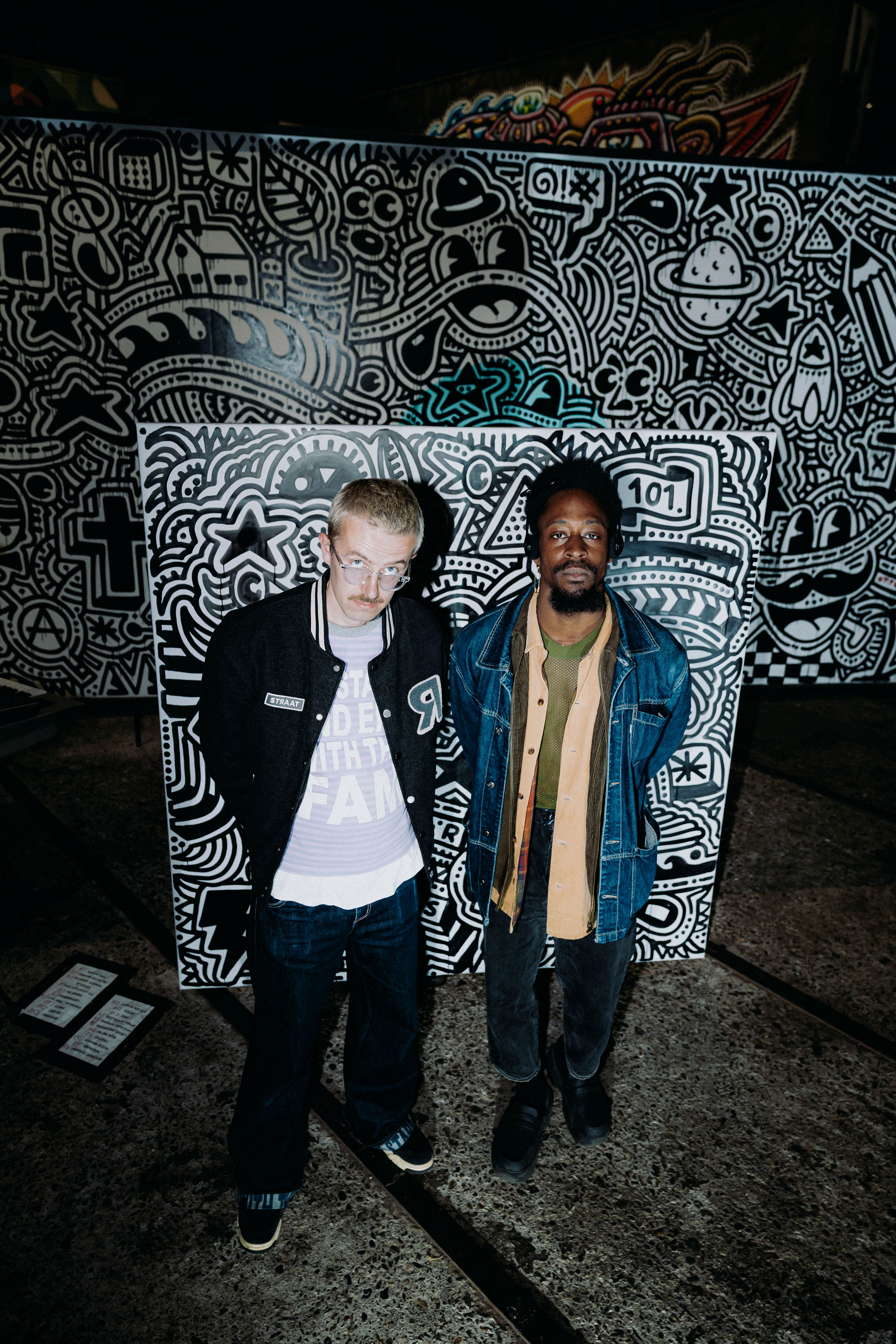 Twee mannen voor een graffiti kunstwerk