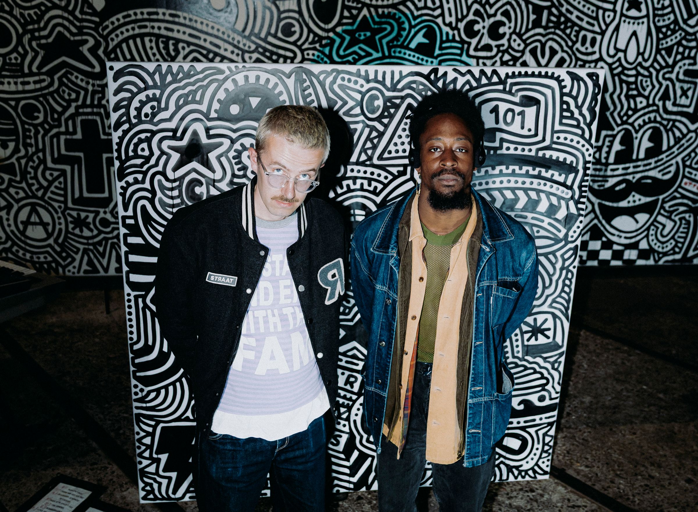 Twee mannen voor een graffiti kunstwerk