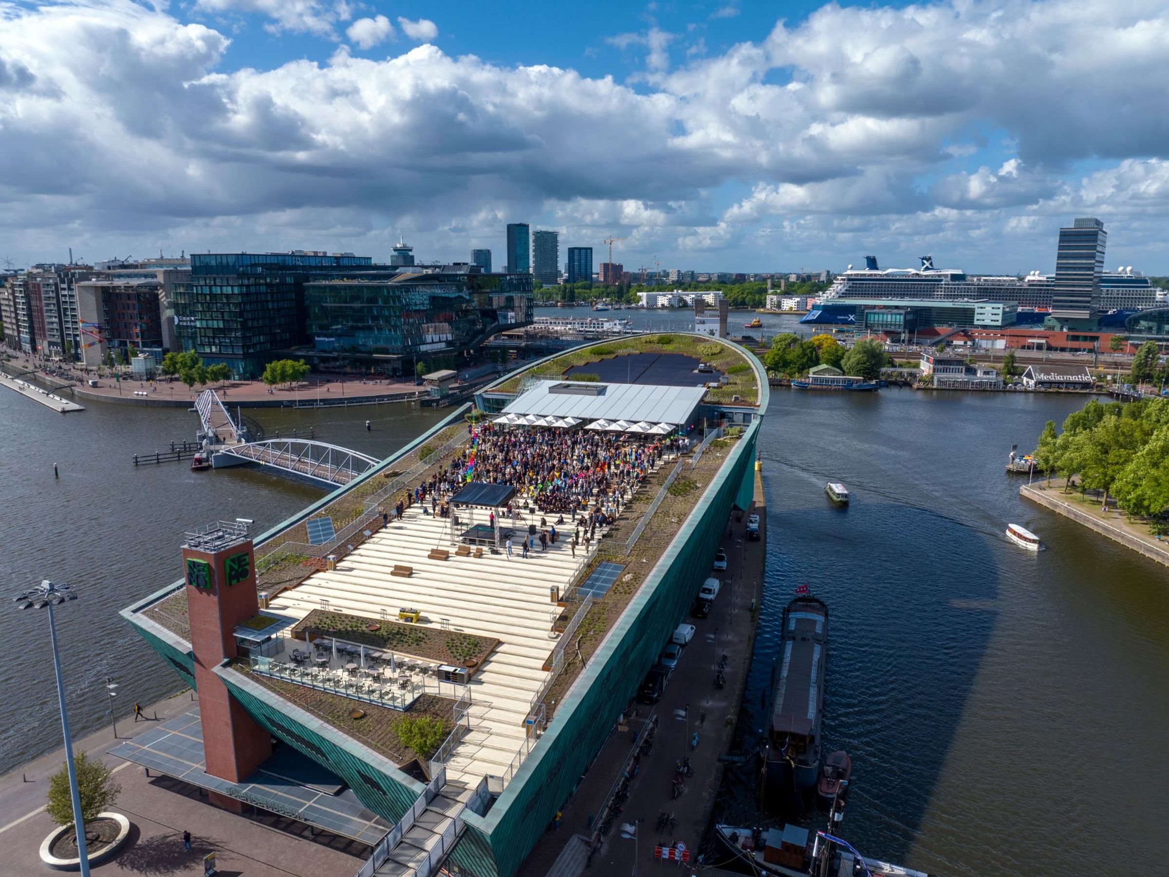Het dakplein van NEMO Science Museum van bovenaf gezien