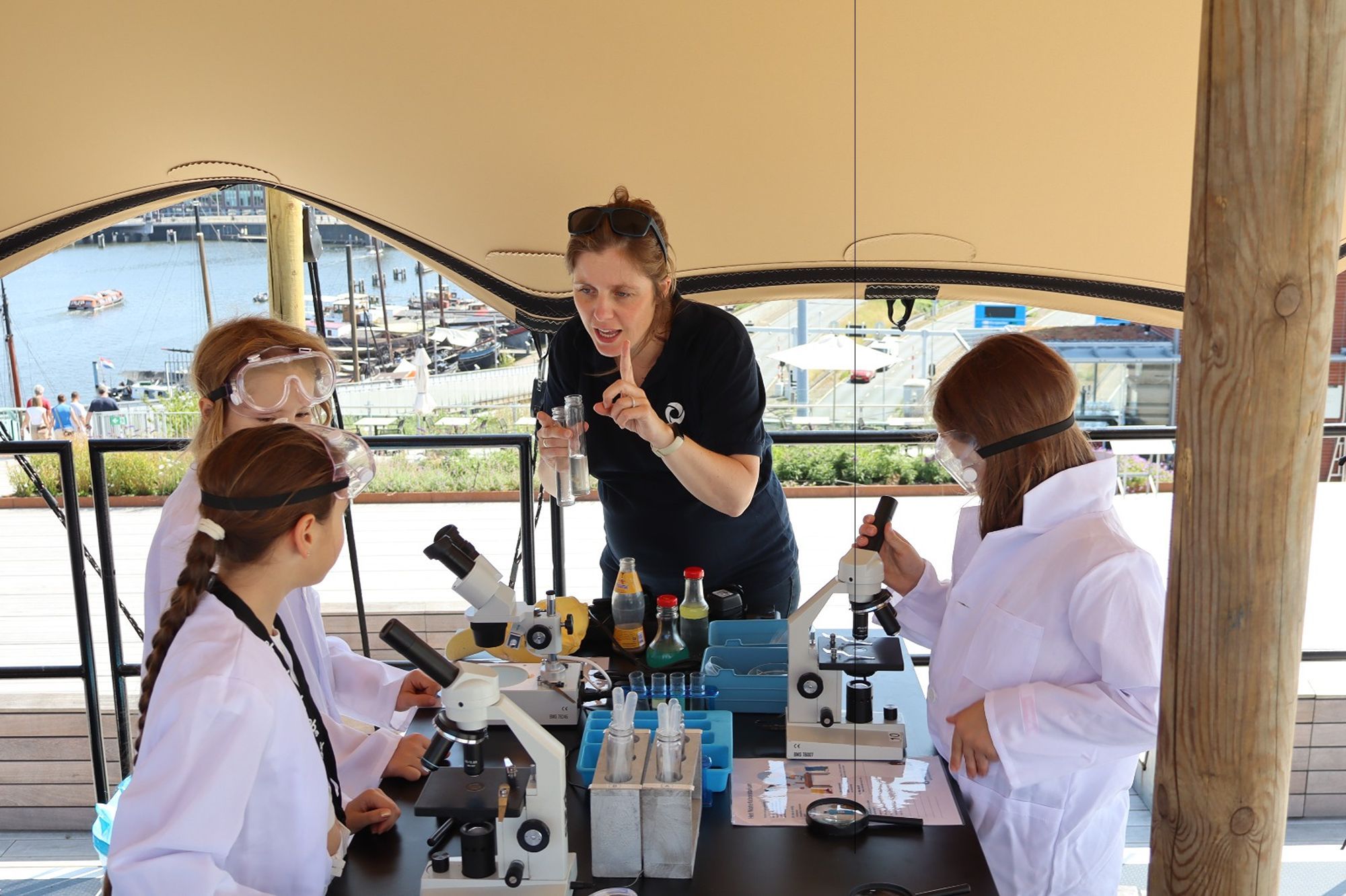 kinderen met labjassen op het dak van NEMO